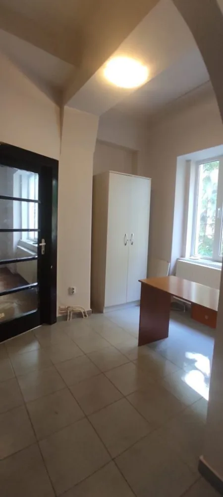 Apartament 3 camere Iuliu Maniu - Agentia Quantus Imobiliare va ofera spre vanzare apartament ultracentral zona Grand mall Apartamentul are o suprafata de 80 m2 Este situat la parter curte interioara acces separat , centrala termica , geamuri tamplarie PVC , parchet lemn masiv ,baie faianta- gresie, izolat exterior ,beci , loc de garaj in curte. Pretul este de 82.000 euro usor negociabil Pentru mai multe informatii si pentru vizionare sunati la numerele de telefon 0756471661 Reka sau 0757679700 Nicu