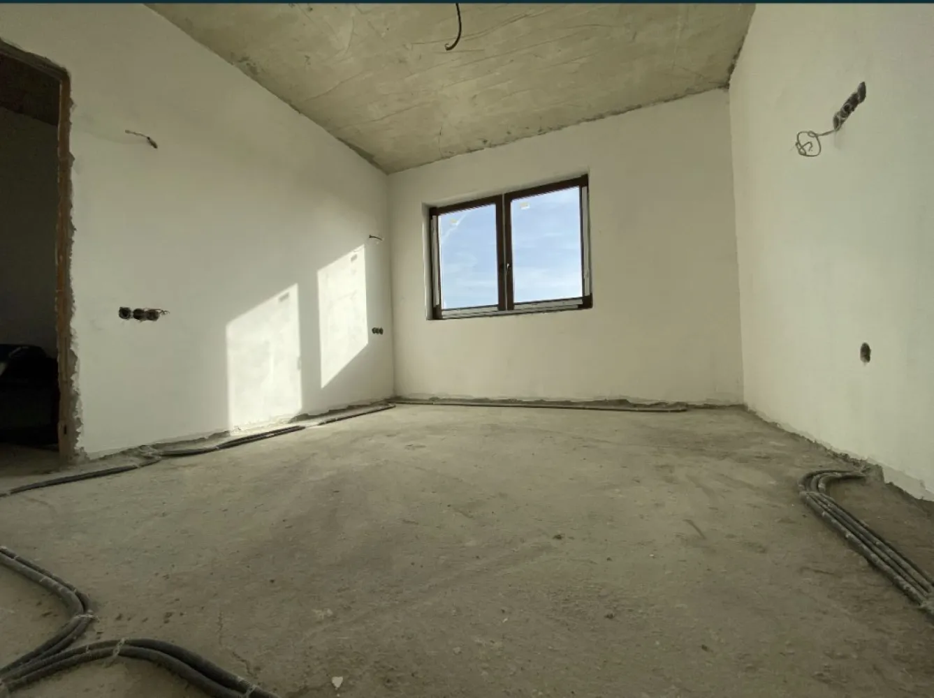 Casa semifinisata in Lazuri - Descriere Vând casă in Lazuri , cartier Moldovan Suprafață teren : 5,75 ari , cu un front de 22,38m si lungime de 25,77m Suprafața casei: 183 mp Construiti 152 mp utili , împărțită astfel : Living , cameră tehnică , Dressing,3 Dormitoare , 2 băi : - Terasă : 25,42 mp - Living : 41,24 mp - Bucatarie : 9,35 mp - Cameră tehnică : 4,68 mp - Dormitor : 15 mp - Dormitor : 9,98 mp - Dormitor 15,58 mp - Dresing : 8 mp - 1 baie : 7,60 mp - 2 baie : 4,56 mp Planșeul este din BETON Casa este izolata cu polistiren de 10cm Utilitati : Apă , curent , Rds