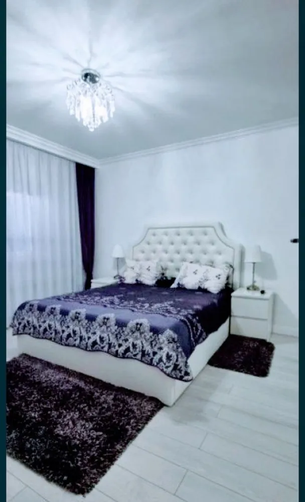 3 camere 13 septembrie lux - Proprietar vând apartament 3 camere decomandat în zona 13 septembrie prosper Apartamentul este situat la etajul 5 din 8 .În apropierea imobilului se afla scoli, grădinițe, creșe, Mall Vulcan, kaufland, Carrefour, Catedrala Neamului, metrou la 10 min distanță. Apartamentul este renovat recent cu materiale de foarte bună calitate Instalațiile electrice și sanitare din cupru , calorifere noi Gresie,faianță, parchet, termopane ambele balcoane, 2 bai, 2 aparate aer condiționat , dresing , uși interioare, ușa întrare, sapa turnata în tot apartamentul . Se poate vinde mobilat si utilat . !!! NU OFER COMISION !!!