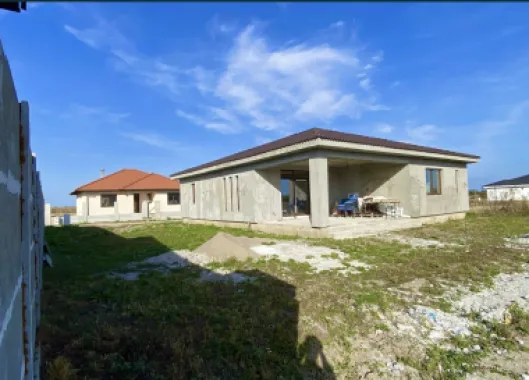 Casa semifinisata in Lazuri
