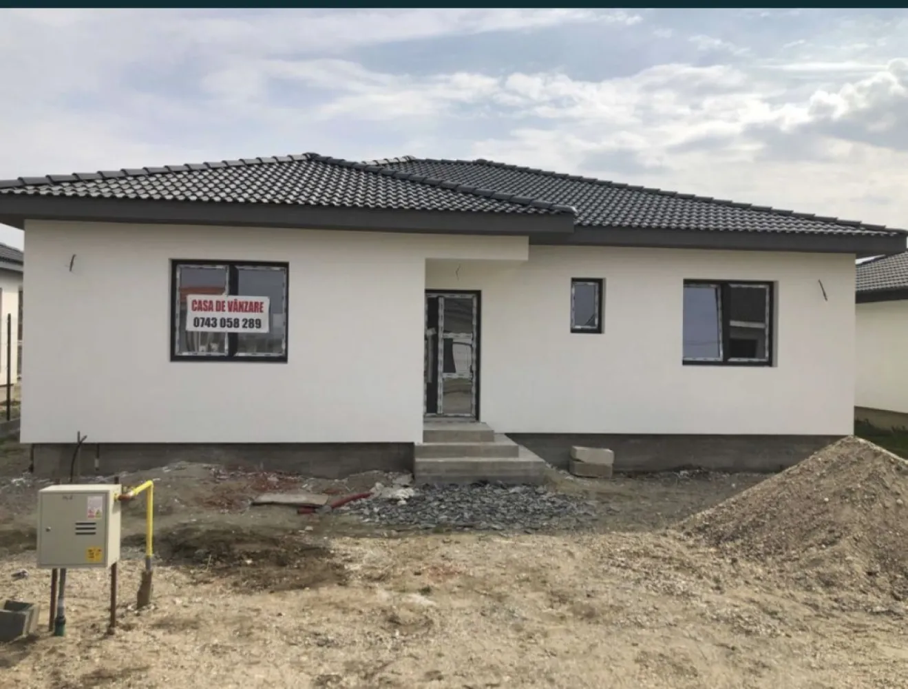 De vanzare casa in Martinesti, Satu Mare - Persoana fizica ofer spre vanzare casa stil mediteranean in loc. Martinesti jud. Satu Mare in suprafata de 110 mp utili + 10 mp terasa exterioara. Casa se afla pe str. Lalelelor Nr. 6 (zona foarte linistita). Suprafata terenului este de 400 mp. Casa este compartimentata astfel: bucatarie + living open-space, 3 dormitoare, 2 bai, debara cu acces la pod. Se vinde in stadiul de semifinisat interior ( tencuiala mecanizata+2 maini de glet, instalatie electrica, incalzire in pardoseala, instalatie sanitara pe pozitia dorita de cumparator), finisat exterior ( polestiren 10/80, decorativa culoarea alba, tigla Bramac). Proprietatea este imprejmuita cu gard ( fundatie beton+ panouri plasa zincata). Casa este bransata la apa, gaz, curent. Pentru detalii suplimentare sau vizionare va stau la dispozitie la tel. 0743058289.