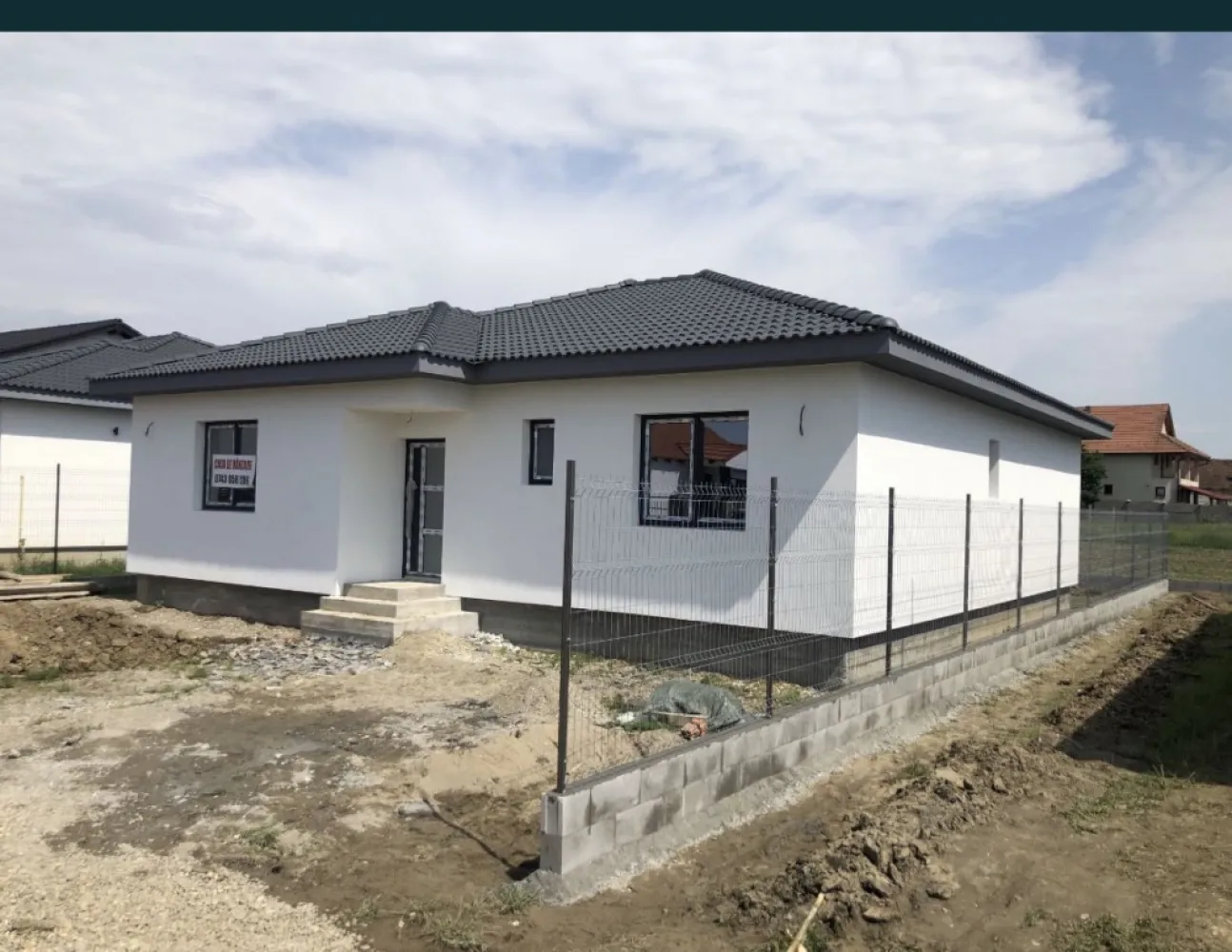 De vanzare casa in Martinesti, Satu Mare - Persoana fizica ofer spre vanzare casa stil mediteranean in loc. Martinesti jud. Satu Mare in suprafata de 110 mp utili + 10 mp terasa exterioara. Casa se afla pe str. Lalelelor Nr. 6 (zona foarte linistita). Suprafata terenului este de 400 mp. Casa este compartimentata astfel: bucatarie + living open-space, 3 dormitoare, 2 bai, debara cu acces la pod. Se vinde in stadiul de semifinisat interior ( tencuiala mecanizata+2 maini de glet, instalatie electrica, incalzire in pardoseala, instalatie sanitara pe pozitia dorita de cumparator), finisat exterior ( polestiren 10/80, decorativa culoarea alba, tigla Bramac). Proprietatea este imprejmuita cu gard ( fundatie beton+ panouri plasa zincata). Casa este bransata la apa, gaz, curent. Pentru detalii suplimentare sau vizionare va stau la dispozitie la tel. 0743058289.