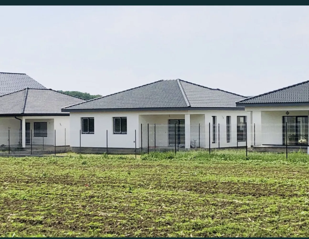 De vanzare casa in Martinesti, Satu Mare - Persoana fizica ofer spre vanzare casa stil mediteranean in loc. Martinesti jud. Satu Mare in suprafata de 110 mp utili + 10 mp terasa exterioara. Casa se afla pe str. Lalelelor Nr. 6 (zona foarte linistita). Suprafata terenului este de 400 mp. Casa este compartimentata astfel: bucatarie + living open-space, 3 dormitoare, 2 bai, debara cu acces la pod. Se vinde in stadiul de semifinisat interior ( tencuiala mecanizata+2 maini de glet, instalatie electrica, incalzire in pardoseala, instalatie sanitara pe pozitia dorita de cumparator), finisat exterior ( polestiren 10/80, decorativa culoarea alba, tigla Bramac). Proprietatea este imprejmuita cu gard ( fundatie beton+ panouri plasa zincata). Casa este bransata la apa, gaz, curent. Pentru detalii suplimentare sau vizionare va stau la dispozitie la tel. 0743058289.