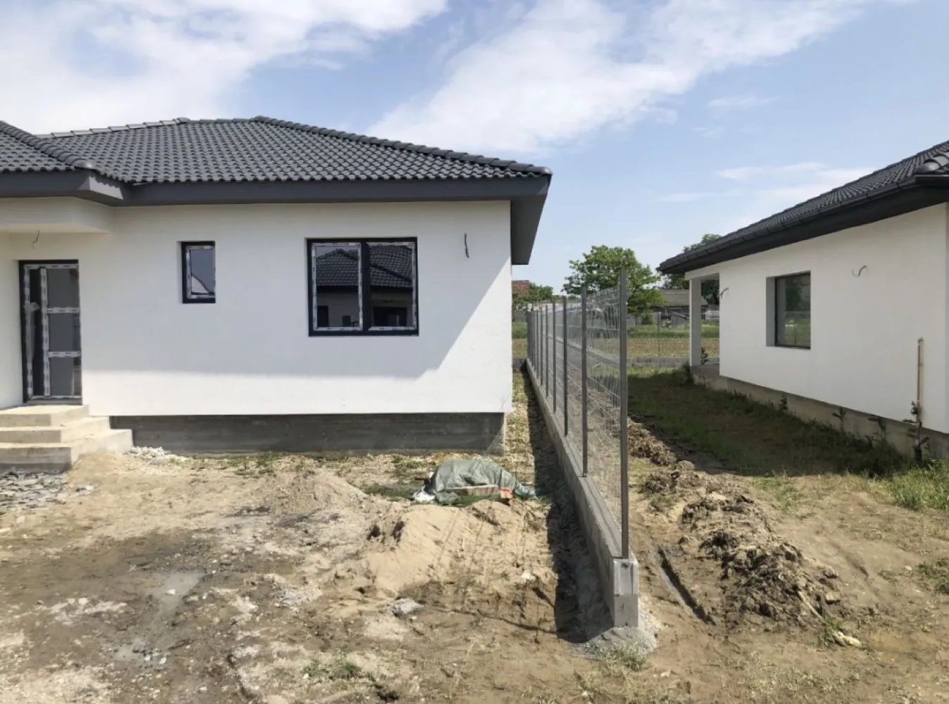De vanzare casa in Martinesti, Satu Mare - Persoana fizica ofer spre vanzare casa stil mediteranean in loc. Martinesti jud. Satu Mare in suprafata de 110 mp utili + 10 mp terasa exterioara. Casa se afla pe str. Lalelelor Nr. 6 (zona foarte linistita). Suprafata terenului este de 400 mp. Casa este compartimentata astfel: bucatarie + living open-space, 3 dormitoare, 2 bai, debara cu acces la pod. Se vinde in stadiul de semifinisat interior ( tencuiala mecanizata+2 maini de glet, instalatie electrica, incalzire in pardoseala, instalatie sanitara pe pozitia dorita de cumparator), finisat exterior ( polestiren 10/80, decorativa culoarea alba, tigla Bramac). Proprietatea este imprejmuita cu gard ( fundatie beton+ panouri plasa zincata). Casa este bransata la apa, gaz, curent. Pentru detalii suplimentare sau vizionare va stau la dispozitie la tel. 0743058289.