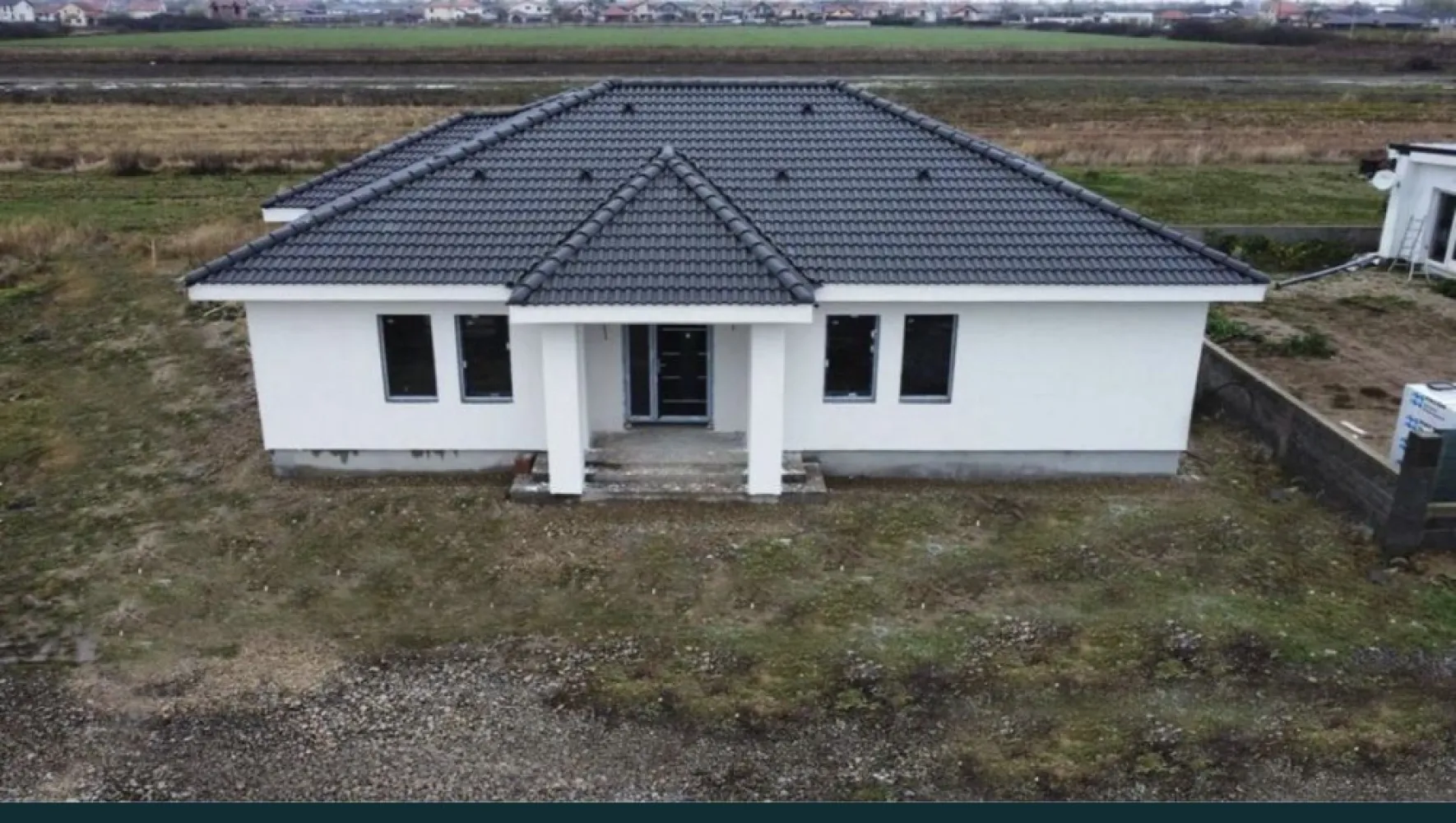 Casa Odoreu Satu Mare pe un nivel - Vand Casa parter 150mp2 Zona Odoreu - Este compusă din : Sufragerie 41mp2 - 3dormitore fiecare de 14mp 2 ,2 bai , 1 dressing generos Bucătărie , terasa , cămara și camera tehnica -Fundația este făcută cu talpa beton ( poze la fiecare etapa din construcție ) - Construită din cărămida leier - izolatie polistiren 10 - decorativa + travertin pe fațada casei Țigla bramac Acoperiș scândurit +folie sub țigla - termopan Rehau antracit 5 camere - teren 500 mp - utilitățile - canalizare , apa , curent - casa este situată pe o strada privată - suprafața utila aproximativ 130 mp - preț la gri ( exterior finisat ) 97000 euro - preț la cheie finisata complet 120000 euro - are Fundație separată si ziduri separate la interior ! Detin poze de la fiecare etapa a construcției. Casa este construită din materiale premium: - cărămida 28 cm păreți exteriori (Leier și Cemacon) - atât podul cât și acoperișul sunt scândurite, folie împotriva zăpezii și a ploii sub țigla, membrana sub coamele acoperișului - izolație hidro între Fundație și zidurile pereților - casa surprinde prin aspectul modern și luminozitate Pentru mai multe detalii va stam la dispoziție (poze și INFO suplimentare) Achiziția imobilului se poate realiza și prin credit ipotecar.