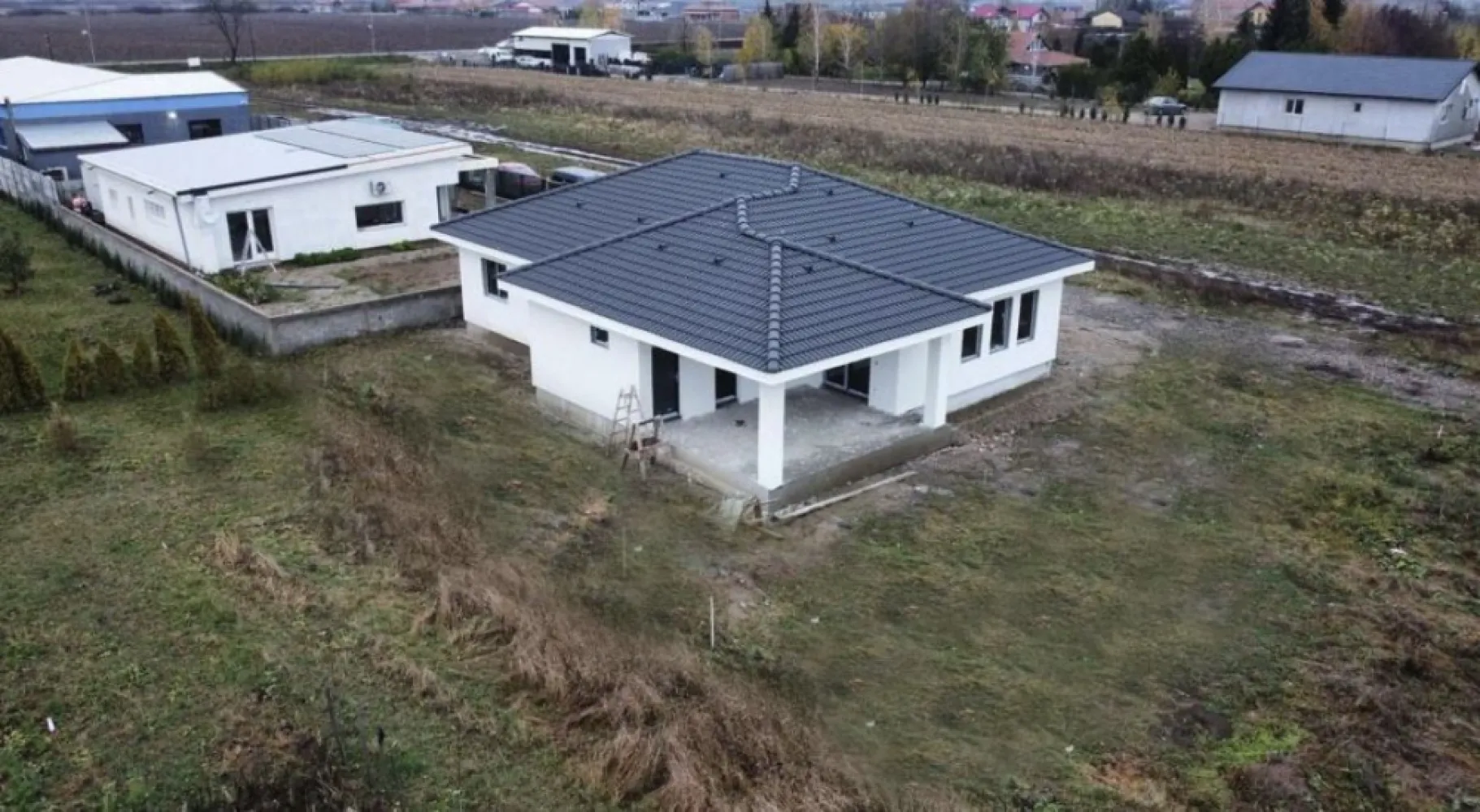 Casa Odoreu Satu Mare pe un nivel - Vand Casa parter 150mp2 Zona Odoreu - Este compusă din : Sufragerie 41mp2 - 3dormitore fiecare de 14mp 2 ,2 bai , 1 dressing generos Bucătărie , terasa , cămara și camera tehnica -Fundația este făcută cu talpa beton ( poze la fiecare etapa din construcție ) - Construită din cărămida leier - izolatie polistiren 10 - decorativa + travertin pe fațada casei Țigla bramac Acoperiș scândurit +folie sub țigla - termopan Rehau antracit 5 camere - teren 500 mp - utilitățile - canalizare , apa , curent - casa este situată pe o strada privată - suprafața utila aproximativ 130 mp - preț la gri ( exterior finisat ) 97000 euro - preț la cheie finisata complet 120000 euro - are Fundație separată si ziduri separate la interior ! Detin poze de la fiecare etapa a construcției. Casa este construită din materiale premium: - cărămida 28 cm păreți exteriori (Leier și Cemacon) - atât podul cât și acoperișul sunt scândurite, folie împotriva zăpezii și a ploii sub țigla, membrana sub coamele acoperișului - izolație hidro între Fundație și zidurile pereților - casa surprinde prin aspectul modern și luminozitate Pentru mai multe detalii va stam la dispoziție (poze și INFO suplimentare) Achiziția imobilului se poate realiza și prin credit ipotecar.