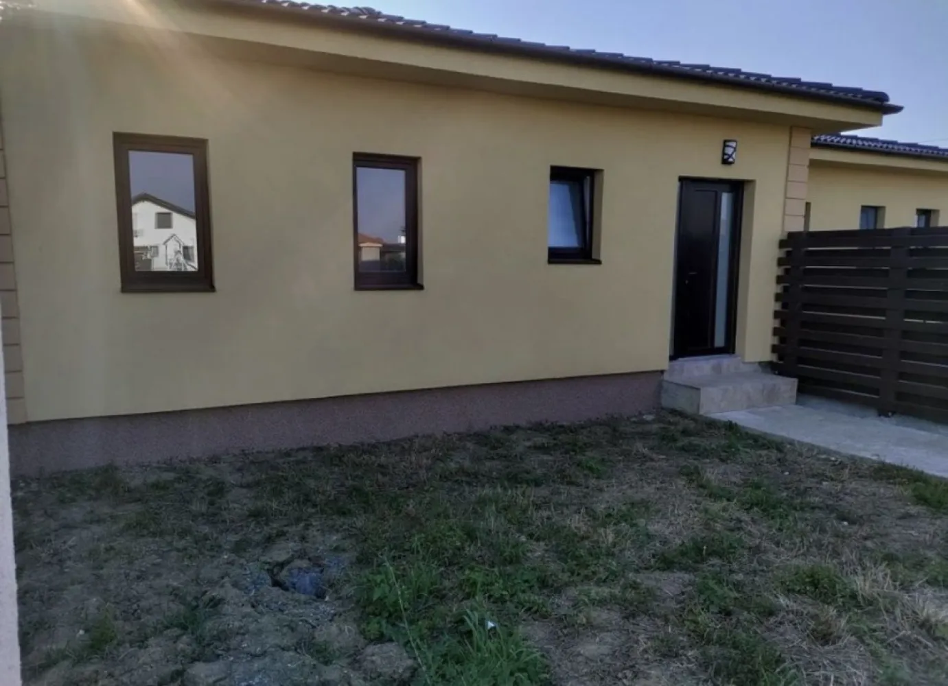 Vand sau schimb cu apartament, casa tip P in Martinesti - Vând 4 case tip P alipit cu perete individuala fiecare (nu duplex) suprf 120mp,+terasa acoperita 20mp,teren 330mp,racordat la utilități, stare semifinisat!Se poate schimb cu apartament +diferența, evaluat corect!