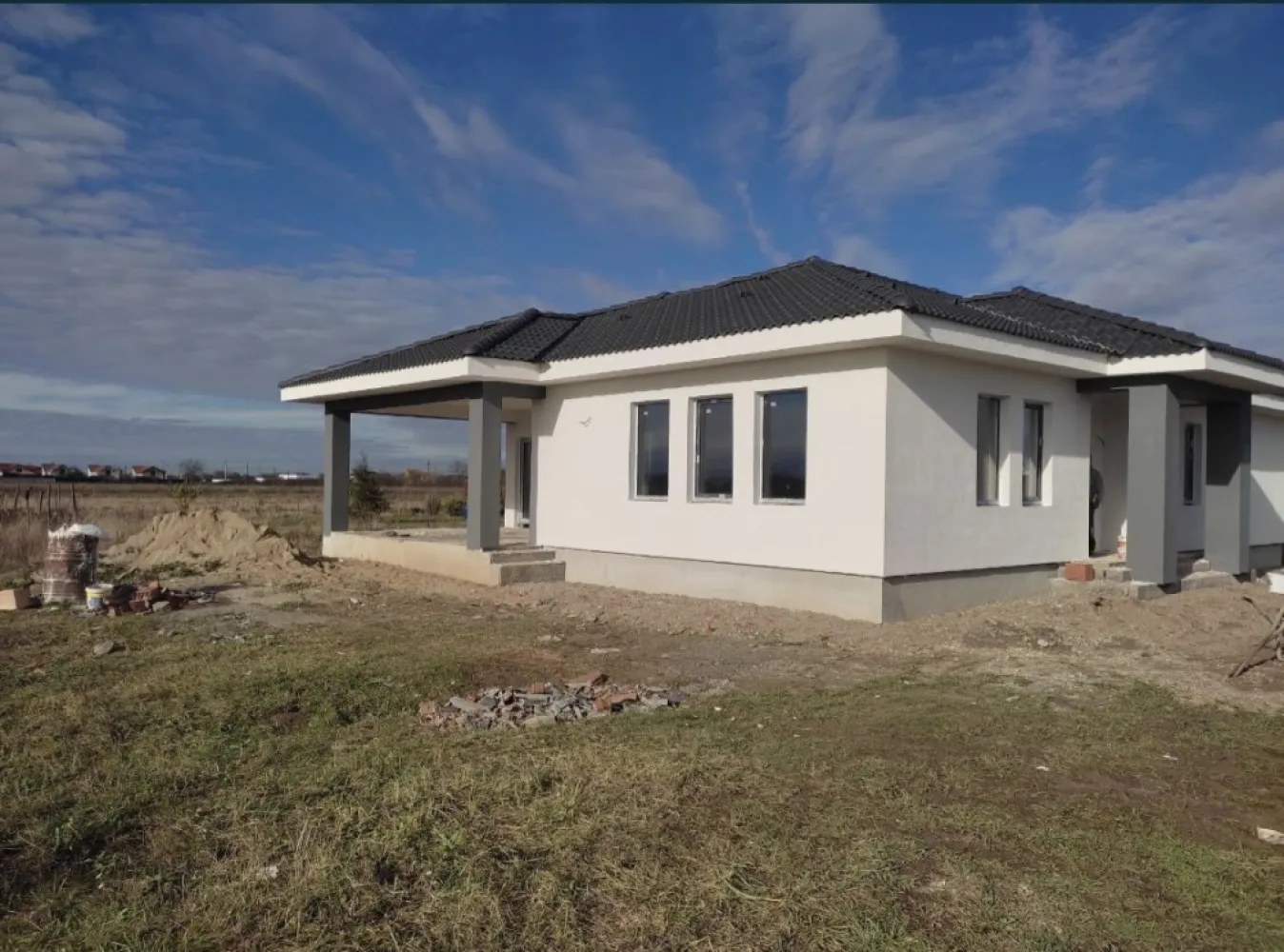 Casa Odoreu Satu Mare pe un nivel - Vand Casa parter 150mp2 Zona Odoreu - Este compusă din : Sufragerie 41mp2 - 3dormitore fiecare de 14mp 2 ,2 bai , 1 dressing generos Bucătărie , terasa , cămara și camera tehnica -Fundația este făcută cu talpa beton ( poze la fiecare etapa din construcție ) - Construită din cărămida leier - izolatie polistiren 10 - decorativa + travertin pe fațada casei Țigla bramac Acoperiș scândurit +folie sub țigla - termopan Rehau antracit 5 camere - teren 500 mp - utilitățile - canalizare , apa , curent - casa este situată pe o strada privată - suprafața utila aproximativ 130 mp - preț la gri ( exterior finisat ) 97000 euro - preț la cheie finisata complet 120000 euro - are Fundație separată si ziduri separate la interior ! Detin poze de la fiecare etapa a construcției. Casa este construită din materiale premium: - cărămida 28 cm păreți exteriori (Leier și Cemacon) - atât podul cât și acoperișul sunt scândurite, folie împotriva zăpezii și a ploii sub țigla, membrana sub coamele acoperișului - izolație hidro între Fundație și zidurile pereților - casa surprinde prin aspectul modern și luminozitate Pentru mai multe detalii va stam la dispoziție (poze și INFO suplimentare) Achiziția imobilului se poate realiza și prin credit ipotecar.
