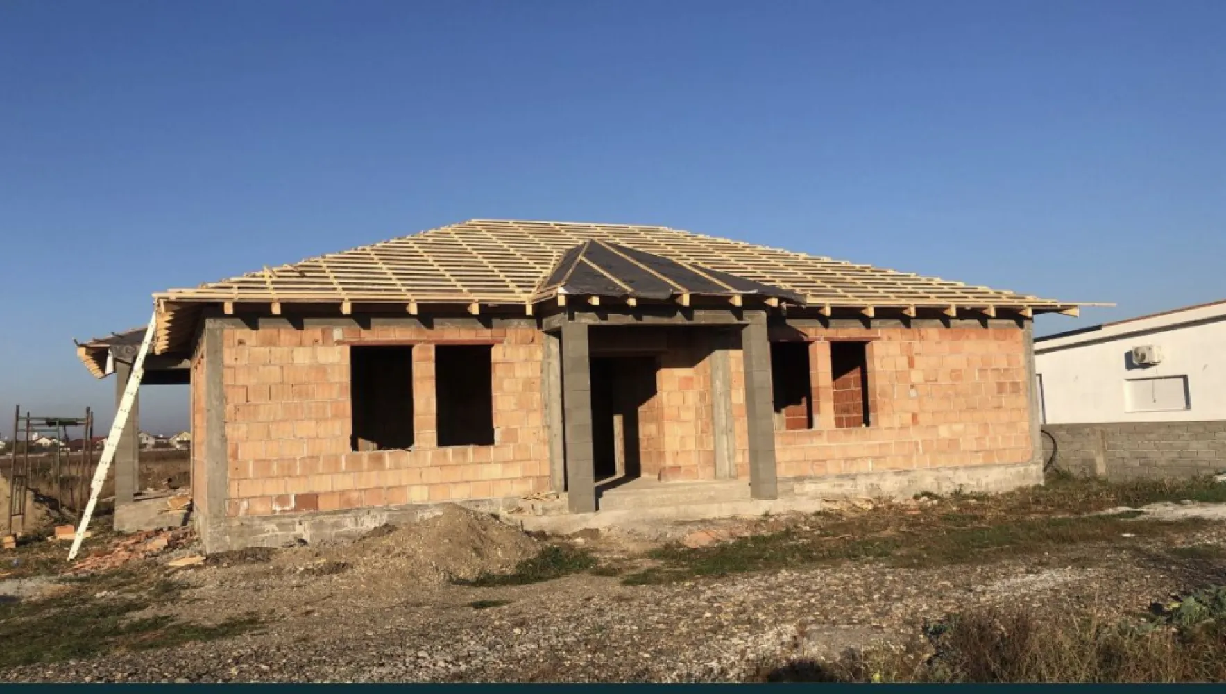 Casa Odoreu Satu Mare pe un nivel - Vand Casa parter 150mp2 Zona Odoreu - Este compusă din : Sufragerie 41mp2 - 3dormitore fiecare de 14mp 2 ,2 bai , 1 dressing generos Bucătărie , terasa , cămara și camera tehnica -Fundația este făcută cu talpa beton ( poze la fiecare etapa din construcție ) - Construită din cărămida leier - izolatie polistiren 10 - decorativa + travertin pe fațada casei Țigla bramac Acoperiș scândurit +folie sub țigla - termopan Rehau antracit 5 camere - teren 500 mp - utilitățile - canalizare , apa , curent - casa este situată pe o strada privată - suprafața utila aproximativ 130 mp - preț la gri ( exterior finisat ) 97000 euro - preț la cheie finisata complet 120000 euro - are Fundație separată si ziduri separate la interior ! Detin poze de la fiecare etapa a construcției. Casa este construită din materiale premium: - cărămida 28 cm păreți exteriori (Leier și Cemacon) - atât podul cât și acoperișul sunt scândurite, folie împotriva zăpezii și a ploii sub țigla, membrana sub coamele acoperișului - izolație hidro între Fundație și zidurile pereților - casa surprinde prin aspectul modern și luminozitate Pentru mai multe detalii va stam la dispoziție (poze și INFO suplimentare) Achiziția imobilului se poate realiza și prin credit ipotecar.