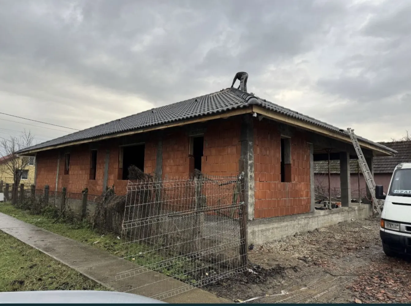 Vand casa in jud. Satu Mare,Com. Lazuri - Vand casa in rosu, Jud. Satu Mare, Com. Lazuri Teren 1000Mp cu front de 52 de metri, se poate impartii in doua parcele. Casa 186 de MP cu terasa 24,25 MP Living cu bucataria (open space) 55,33 MP 3 Dormitoare + Debara +Baie
