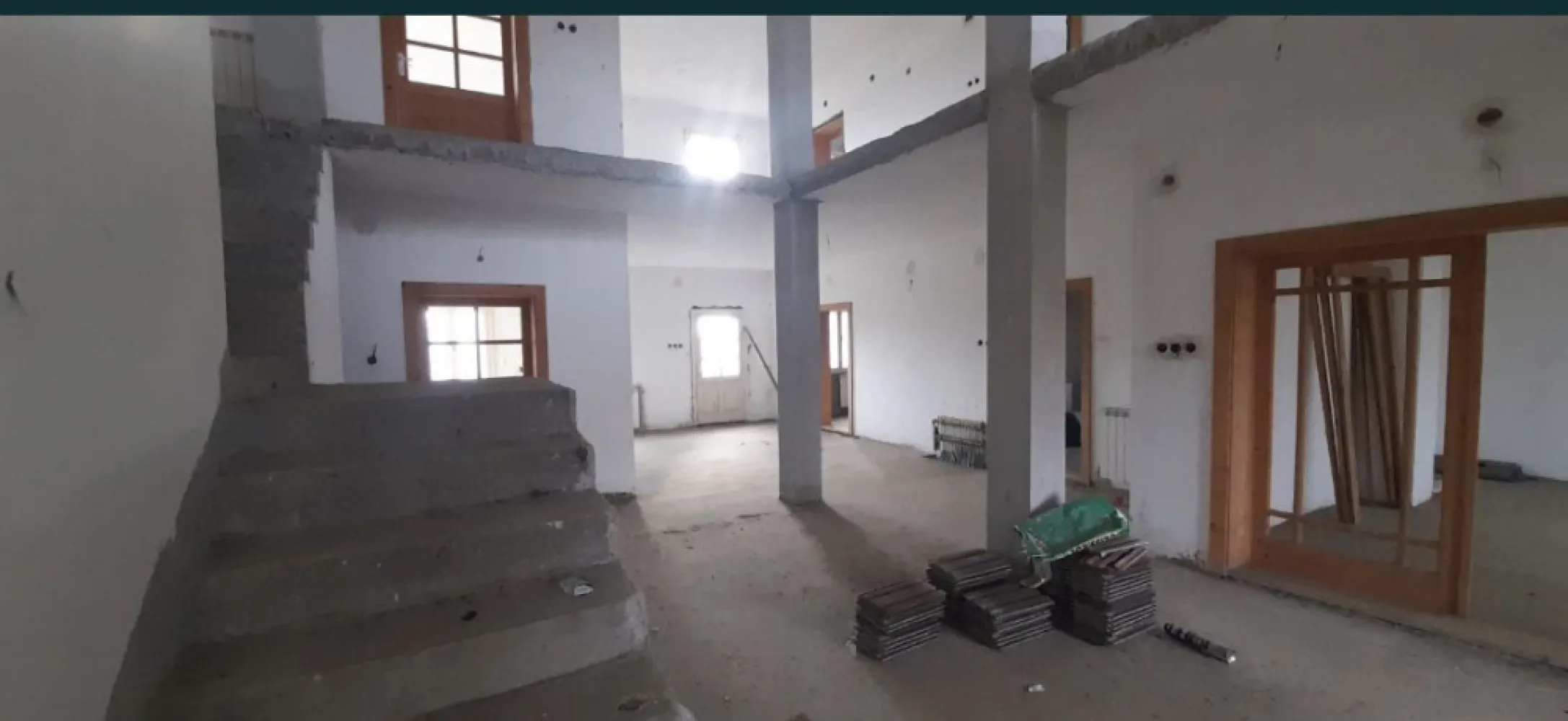 Casa de vanzare - Vând casa îl comuna Lazuri,terenul are 27,40 arii,casa este parter+etaj în total sunt 416,24 mp ,casa are un volum de 561,92mp.în casa sunt făcute instalațiile sanitare și incalzire cu calorifere prețul este 97.000 euro negociabil. Pentru mai multe detalii contactați ma telefonic 0742268381