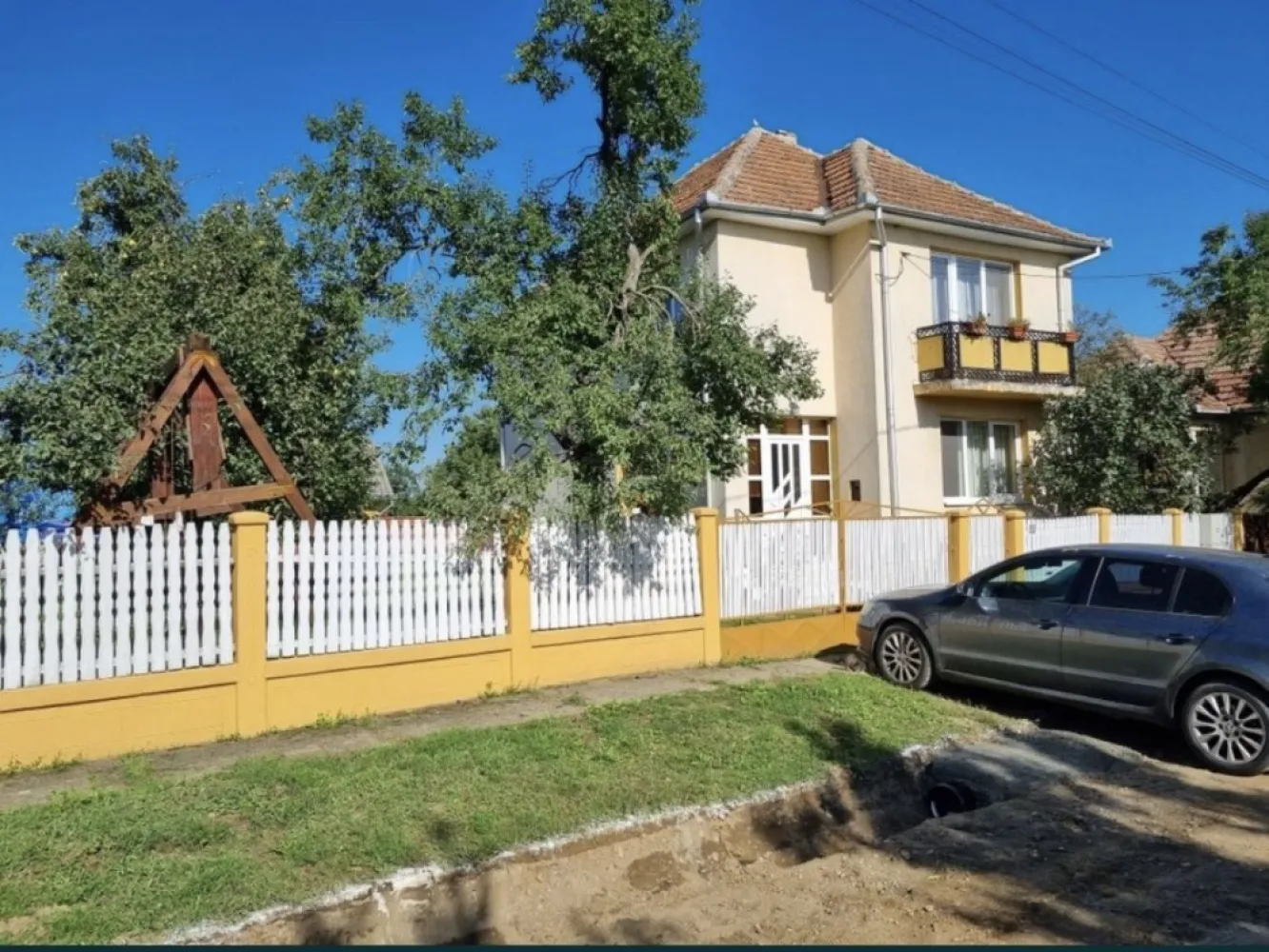 Vindem casa parter+etaj - Vindem casa P+1 in zona centrala, 1200mp teren, front stradal 20m, 130mp utili, mobilata, utilata si locuibila - parter: hol, dormitor, baie, camera de zi, bucatarie - etaj: 3 camere, dressing Casa este izolata, inclusiv podul, termopane, racordata la toate utilitatile, incalzire centrala cu calorifere. Camera tehnica cu centrala pe lemne si centrala pe gaz in tandem, UPS, panou solar apa calda. Garaj, anexe, gradina, pomi fructiferi, etc Pret 99000 negociabil La cerere vindem - 5ha teren arabil in diferite locatii usor accesibile. - 90 arii padure in localitatea Medies-Ratuti - 3 octe de pasune in zona Seibii.
