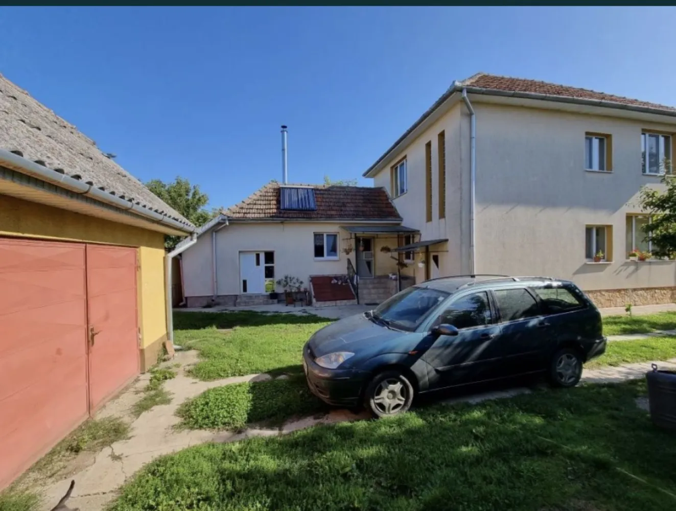Vindem casa parter+etaj - Vindem casa P+1 in zona centrala, 1200mp teren, front stradal 20m, 130mp utili, mobilata, utilata si locuibila - parter: hol, dormitor, baie, camera de zi, bucatarie - etaj: 3 camere, dressing Casa este izolata, inclusiv podul, termopane, racordata la toate utilitatile, incalzire centrala cu calorifere. Camera tehnica cu centrala pe lemne si centrala pe gaz in tandem, UPS, panou solar apa calda. Garaj, anexe, gradina, pomi fructiferi, etc Pret 99000 negociabil La cerere vindem - 5ha teren arabil in diferite locatii usor accesibile. - 90 arii padure in localitatea Medies-Ratuti - 3 octe de pasune in zona Seibii.