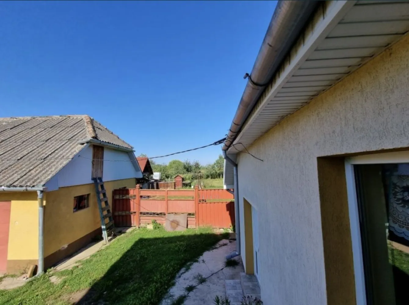 Vindem casa parter+etaj - Vindem casa P+1 in zona centrala, 1200mp teren, front stradal 20m, 130mp utili, mobilata, utilata si locuibila - parter: hol, dormitor, baie, camera de zi, bucatarie - etaj: 3 camere, dressing Casa este izolata, inclusiv podul, termopane, racordata la toate utilitatile, incalzire centrala cu calorifere. Camera tehnica cu centrala pe lemne si centrala pe gaz in tandem, UPS, panou solar apa calda. Garaj, anexe, gradina, pomi fructiferi, etc Pret 99000 negociabil La cerere vindem - 5ha teren arabil in diferite locatii usor accesibile. - 90 arii padure in localitatea Medies-Ratuti - 3 octe de pasune in zona Seibii.