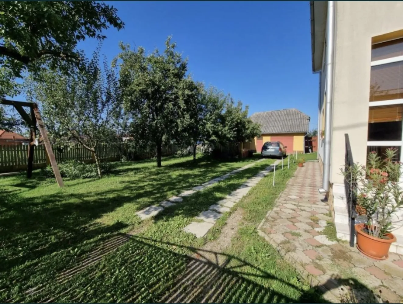 Vindem casa parter+etaj - Vindem casa P+1 in zona centrala, 1200mp teren, front stradal 20m, 130mp utili, mobilata, utilata si locuibila - parter: hol, dormitor, baie, camera de zi, bucatarie - etaj: 3 camere, dressing Casa este izolata, inclusiv podul, termopane, racordata la toate utilitatile, incalzire centrala cu calorifere. Camera tehnica cu centrala pe lemne si centrala pe gaz in tandem, UPS, panou solar apa calda. Garaj, anexe, gradina, pomi fructiferi, etc Pret 99000 negociabil La cerere vindem - 5ha teren arabil in diferite locatii usor accesibile. - 90 arii padure in localitatea Medies-Ratuti - 3 octe de pasune in zona Seibii.