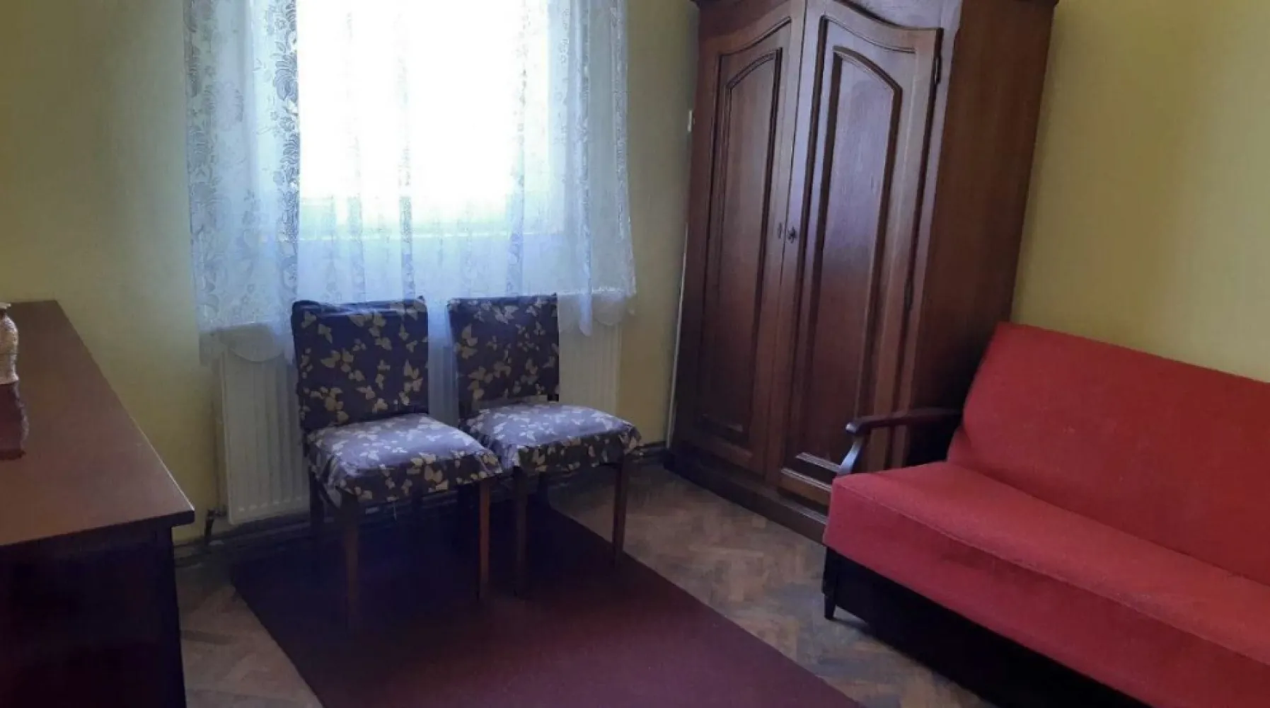 Proprietate de vanzare!!! - Vand proprietate in Moftinu Mic, compusa din : 2 case de locuit, un spatiu comercial, un fanar, anexe pentru animale si o pivnita. Spatiul comercial si locuinta aferenta (228mp) dispun de apa curenta, canalizare, incalzire centrala pe lemne, usi si geamuri termopan. Cealalta casa este taraneasca, foarte spatioasa (tip lung - 190mp). Proprietatea se intinde pe o suprafata de 1ha (curte, gradina, ograda). Necesita renovare.