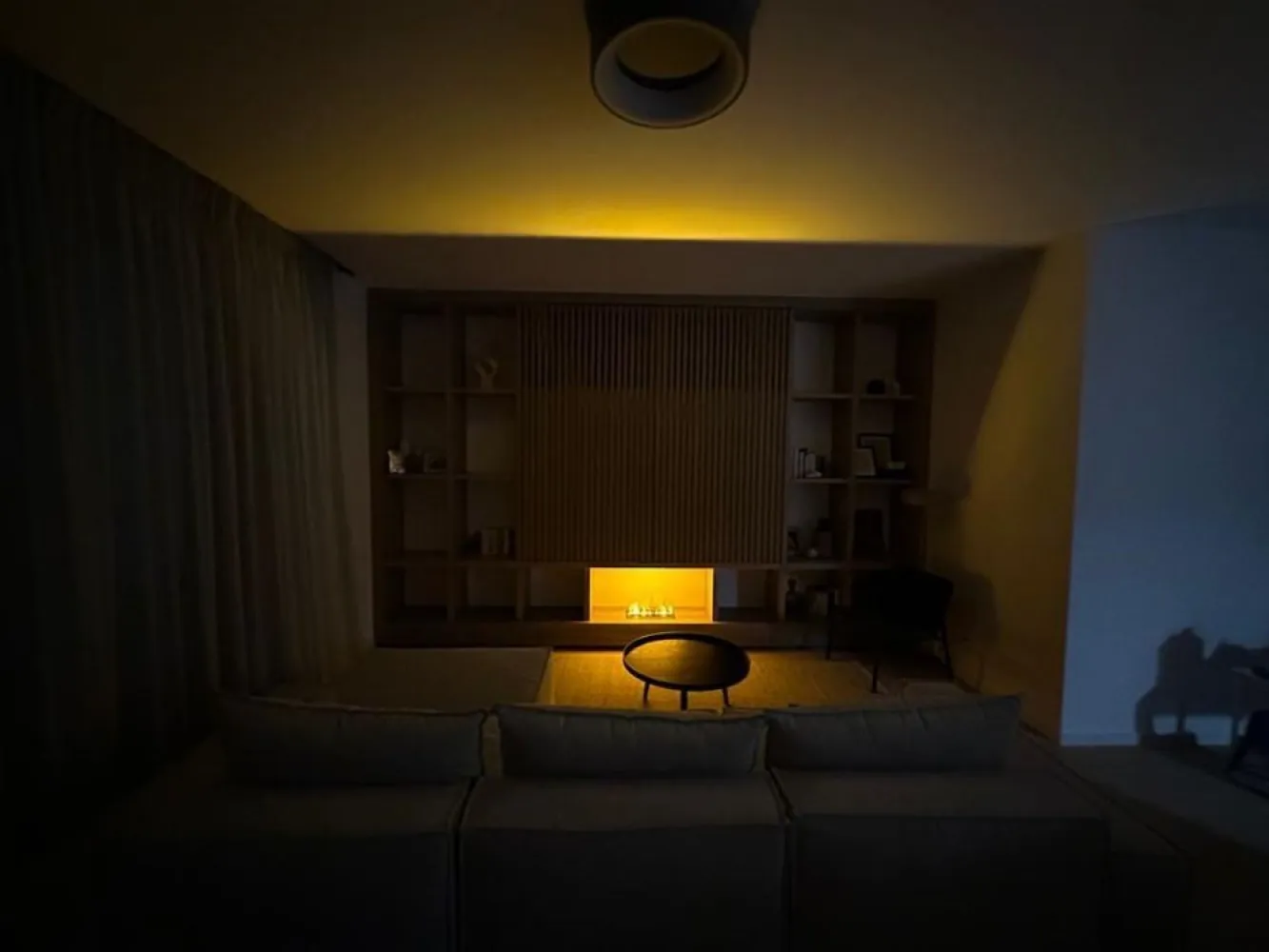 Apartament superb langa padure - Proprietar va ofera spre vanzare un apartament cu 3 camere situat in zona Baneasa, Jandarmeriei, in proiectul rezidential The Ivy. Apartamentul cu 3 camere din proiectul rezidențial The Ivy, situat în zona Băneasa, Jandarmeriei, pare a fi o oportunitate excelentă pentru cei care caută un spațiu confortabil și modern. Având o suprafață utilă de 100 mp, acesta este complet mobilat și amenajat în stil modern, cu foarte multe spații de depozitare, ceea ce îi conferă un aspect elegant și funcțional. Vederea din apartament este către zone pline de verdeață. Localizarea sa în apropierea Stejarii Country Club, cu acces facil la spații verzi și locuri de joacă pentru copii, îl face ideal pentru familii. De asemenea, proximitatea față de Mall Băneasa adaugă un plus de comoditate în ceea ce privește shoppingul și divertismentul. Dotările premium, cum ar fi centrala termică și încălzirea prin pardoseală controlată digital, contribuie la confortul locuinței, iar utilizarea materialelor de înaltă calitate și mobilierul realizat pe comandă subliniază atenția la detalii. In pretul afisat este inclus si 1 loc de parcare in subteran. Dacă sunteti interesati de detalii suplimentare sau dorești să programezi o vizionare, nu ezita să ne anuntati.