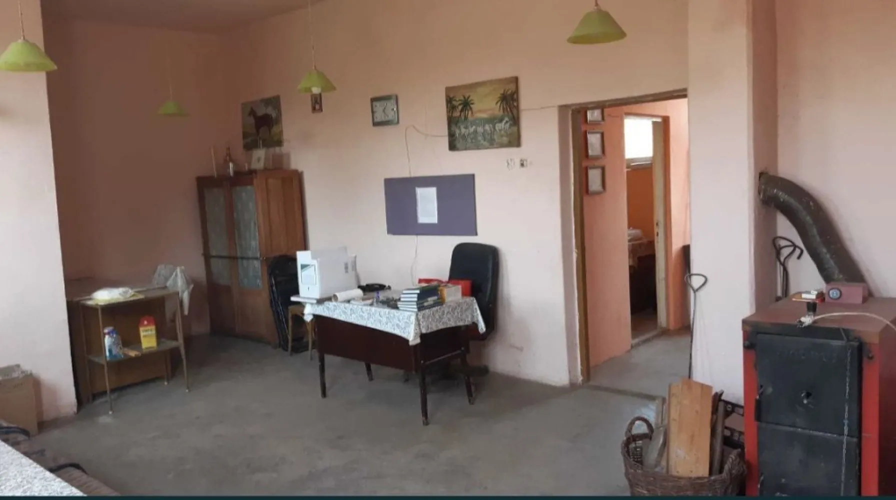 Proprietate de vanzare!!! - Vand proprietate in Moftinu Mic, compusa din : 2 case de locuit, un spatiu comercial, un fanar, anexe pentru animale si o pivnita. Spatiul comercial si locuinta aferenta (228mp) dispun de apa curenta, canalizare, incalzire centrala pe lemne, usi si geamuri termopan. Cealalta casa este taraneasca, foarte spatioasa (tip lung - 190mp). Proprietatea se intinde pe o suprafata de 1ha (curte, gradina, ograda). Necesita renovare.