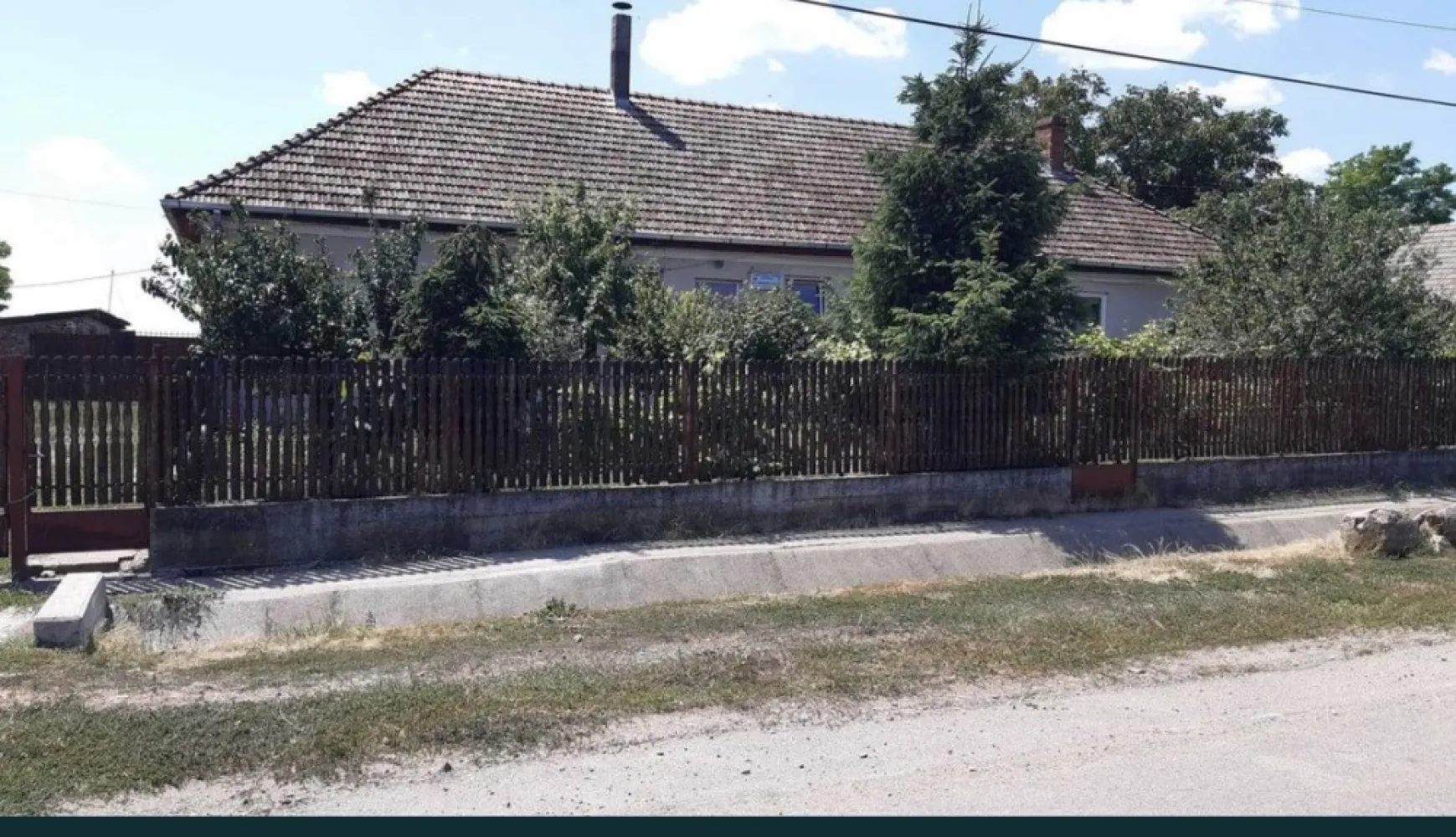 Proprietate de vanzare!!! - Vand proprietate in Moftinu Mic, compusa din : 2 case de locuit, un spatiu comercial, un fanar, anexe pentru animale si o pivnita. Spatiul comercial si locuinta aferenta (228mp) dispun de apa curenta, canalizare, incalzire centrala pe lemne, usi si geamuri termopan. Cealalta casa este taraneasca, foarte spatioasa (tip lung - 190mp). Proprietatea se intinde pe o suprafata de 1ha (curte, gradina, ograda). Necesita renovare.