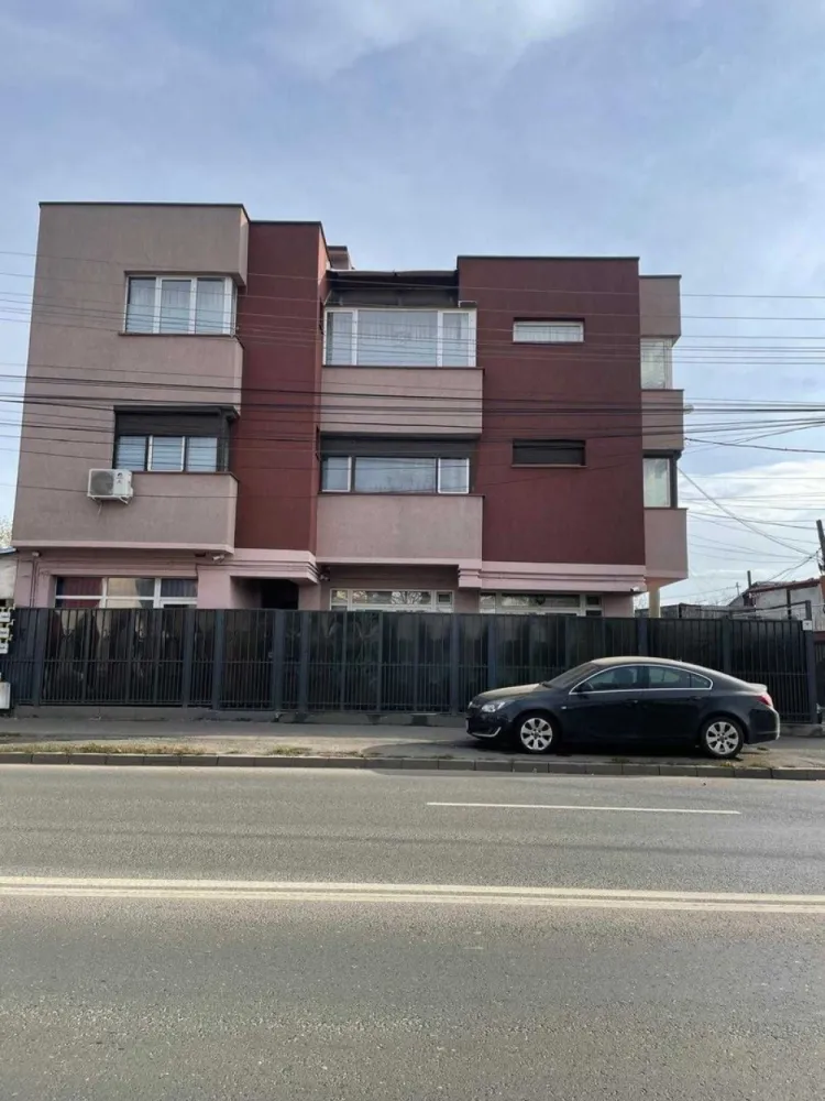 Vand imobil P+2 zona salaj rahova cu doua spatii comerciale - Proprietar ,vand cladire mixta P+2 +terasa circulabila ,an constructie 2008 ,structura stalpi de beton +caramida . La parter sunt doua spatii comerciale cu intrari separate , Etajul 1 este un apartament de 3 camere ,doua bai si bucatarie Etajul 2 este un apartament modificat cu 2 camere 2 bai si o bucatarie marita cu insula Terasa este refacuta si este circulabila ,fiind si un loc de relaxare , Curtea interioara poate gazdui doua auto , Imobilul se afla stradal,langa Lidl Salaj si se preteaza pentru sediu firma +locuinta asa este in acest moment sau sediu de firma cu depozitare . Fiecare nivel are centrala gaz proprie ,restul utilitatilor sunt la comun , La cerere se poate dezmembra cladirea , Find constructie pe grinzi de betun +caramida ,se poat face modificari ,compartimentari fara a afecta structura cladirii, An constructie 2008 ,al doilea proprietar de 10 ani ,avem toata documentatia de executie a cladirii.