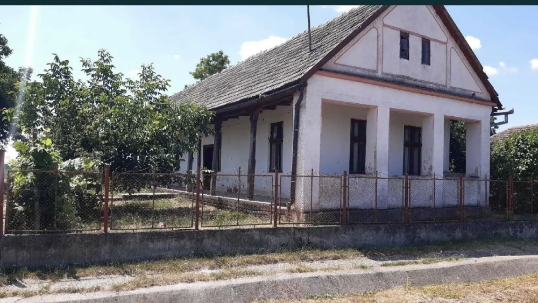 Proprietate de vanzare!!! - Vand proprietate in Moftinu Mic, compusa din : 2 case de locuit, un spatiu comercial, un fanar, anexe pentru animale si o pivnita. Spatiul comercial si locuinta aferenta (228mp) dispun de apa curenta, canalizare, incalzire centrala pe lemne, usi si geamuri termopan. Cealalta casa este taraneasca, foarte spatioasa (tip lung - 190mp). Proprietatea se intinde pe o suprafata de 1ha (curte, gradina, ograda). Necesita renovare.