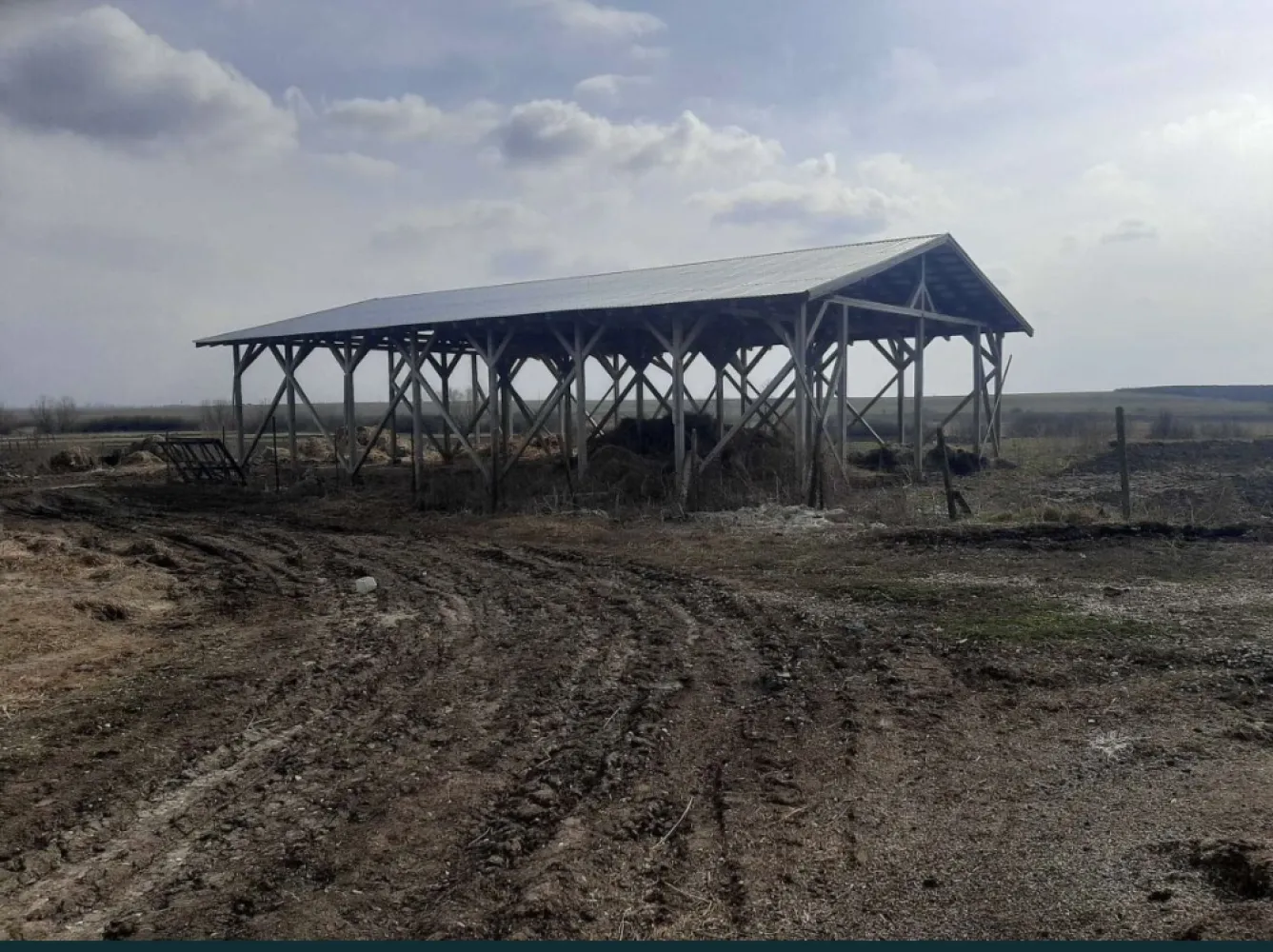 Proprietate de vanzare!!! - Vand proprietate in Moftinu Mic, compusa din : 2 case de locuit, un spatiu comercial, un fanar, anexe pentru animale si o pivnita. Spatiul comercial si locuinta aferenta (228mp) dispun de apa curenta, canalizare, incalzire centrala pe lemne, usi si geamuri termopan. Cealalta casa este taraneasca, foarte spatioasa (tip lung - 190mp). Proprietatea se intinde pe o suprafata de 1ha (curte, gradina, ograda). Necesita renovare.