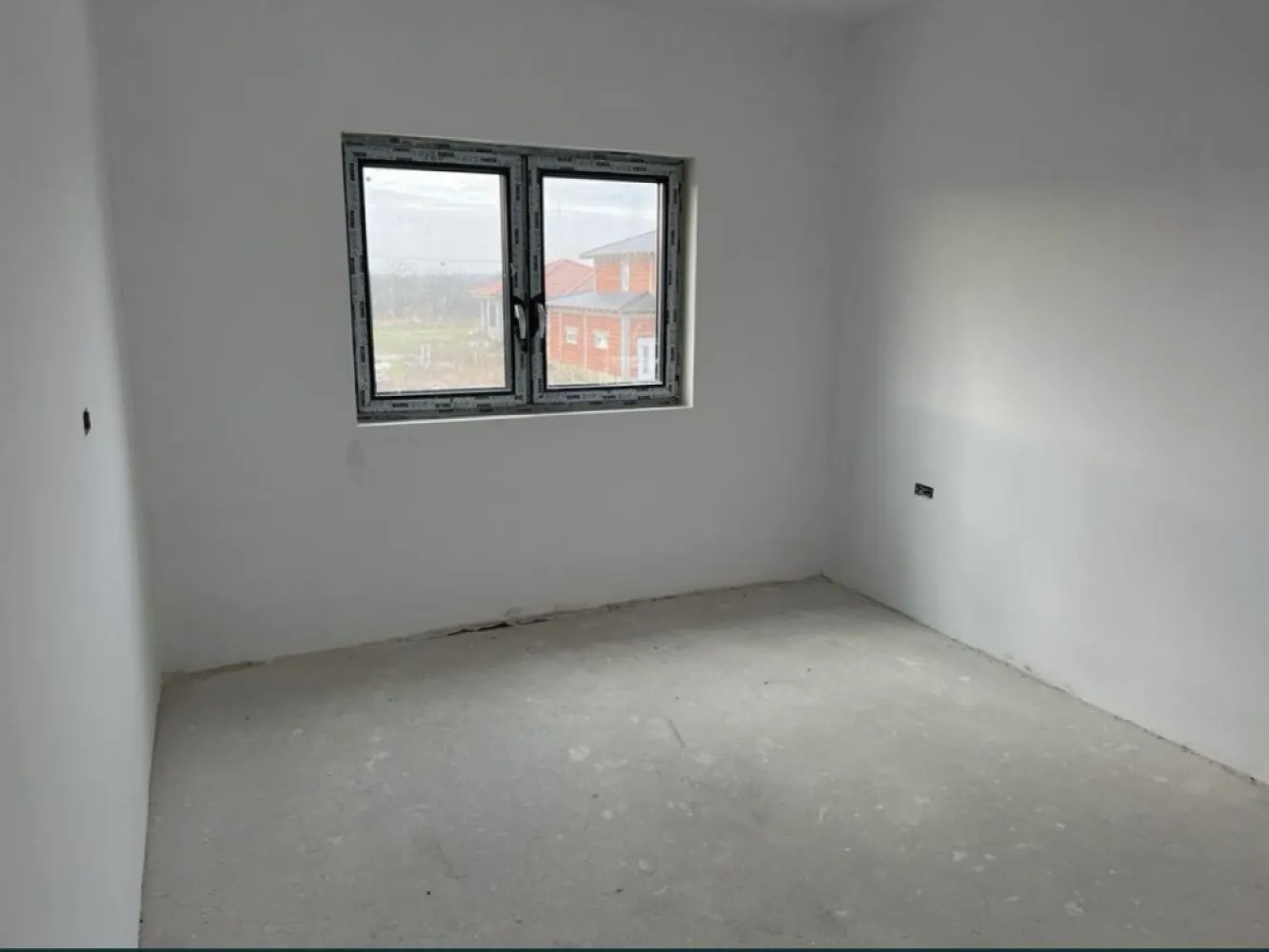 Casa finisata de vanzare, 114,900€, Martinesti - Casa finisata de vânzare - 114.900€, Mărtinești - cartierul Grigorescu, Jud. Satu Mare Locuință cu regim de înălțime P+E, cu suprafață de aproximativ 180mp, și teren de 450 mp situată în complexul rezidential din ,,cartierul Nicolae Grigorescu”. Complexul este situat la ieșirea din Oraș înspre Odoreu, intr-o zona cu multa liniste si aer curat. Acesta este format din mai multe locuințe moderne, cu toate utilitățile necesare disponibile. Locuința prezentată este compusă din: - 3 dormitoare - Dressing - Un open-space compus din Living si bucatarie - Debara - 2 bai - Terasa de 40 mp. - Teren de 450 mp. Stadiul la care se predă este descris mai jos: - Izolatie exterior cu polistiren 15 cm din polistiren grafitat EPS 80 si tencuiala decorativa, tencuială decorativă texturată la intrare; - Tamplarie PVC în culoarea gri antracit cu 3 sticle, 7 camere marca Rehau Synego 80 - Termoizolația planșeului peste etaj realizată cu spumă poliuretanică de 15 cm grosime, - Sistem de încălzire prin pardosea și centrală pe gaz în condensare inclusă(poate fi acționată remote pentru confortul dvs.) - Pereți și tavane finisate cu glet, - Pardoseli realizate cu șapă mecanizata - Sistemul de colectare al apei de ploaie pentru suprastructură(jgheaburi și burlane) respectiv pentru infrastructura(apa de ploaie canalizată) incluse. - Trotuare de protectie turnate în jurul casei - Glafuri din granit incluse(pervaze exterioare), - Împrejmuire perimetrală inclusă - Branșament de energie electrică realizat pe parcelă, până inclusiv în interiorul locuinței; - Branșament de apă curentă realizat pe parcelă, până inclusiv în interiorul locuinței; - Branșament de canalizare, până inclusiv în interiorul locuinței; - Branșament de gaze naturale, până inclusiv în interiorul locuinței; - Rețeaua RCS-RDS, până inclusiv în interiorul locuinței; - Instalație electrică interioară, inclusiv consumatorii cu mențiunea ca prizele și întrerupătoarele sunt din sticlă cu ecran tactil. - Instalație sanitară interioară; - Instalație de încălzire în pardosea; Prețul de vânzare este de 114.900€ cu TVA inclus. Pentru informații, vă rugăm sa ne contactați la numărul de telefon din anunț sau prin mesaje pe platformele sociale cunoscute, ne gasiti dupa numarul de telefon.
