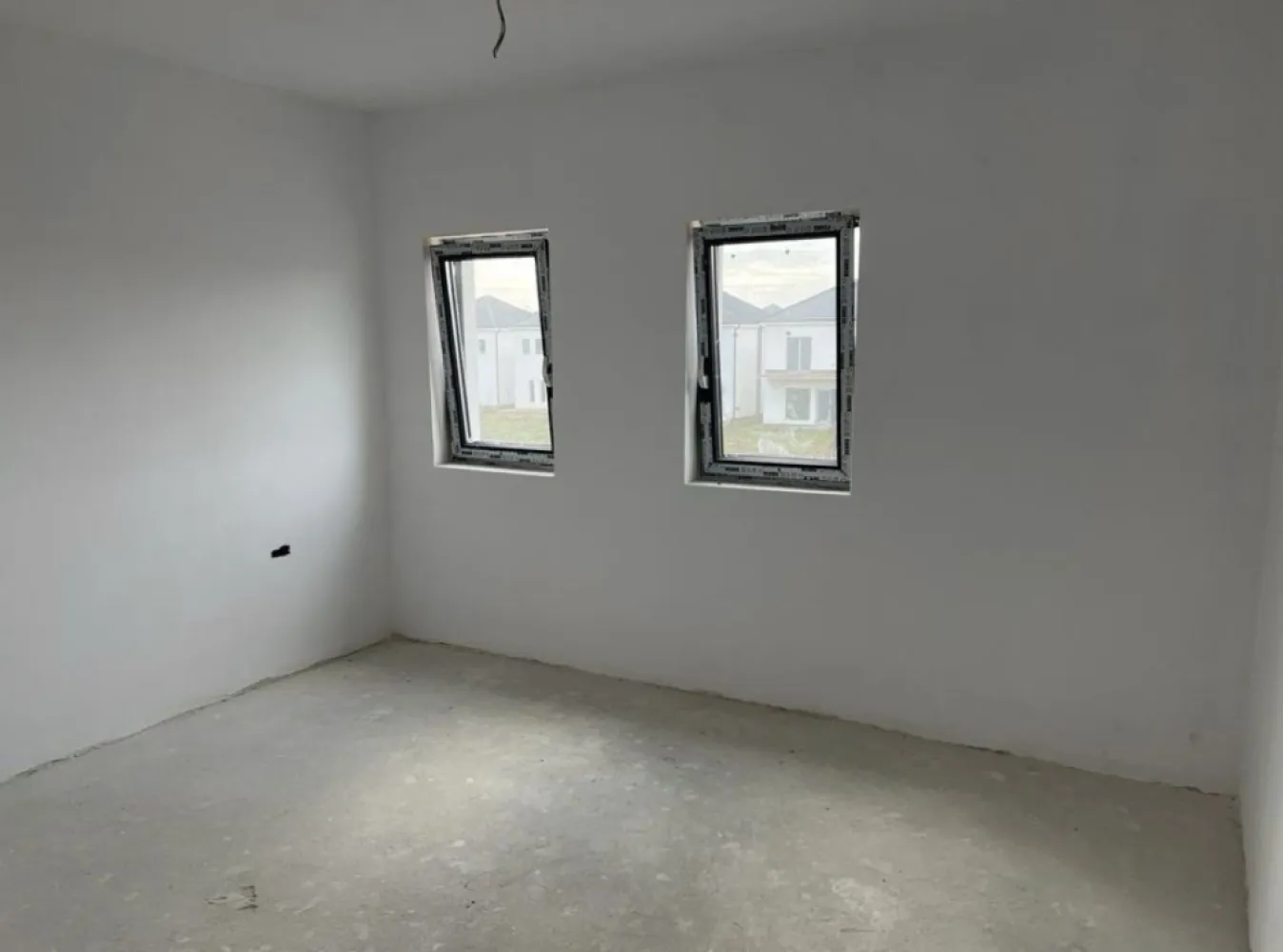 Casa finisata de vanzare, 114,900€, Martinesti - Casa finisata de vânzare - 114.900€, Mărtinești - cartierul Grigorescu, Jud. Satu Mare Locuință cu regim de înălțime P+E, cu suprafață de aproximativ 180mp, și teren de 450 mp situată în complexul rezidential din ,,cartierul Nicolae Grigorescu”. Complexul este situat la ieșirea din Oraș înspre Odoreu, intr-o zona cu multa liniste si aer curat. Acesta este format din mai multe locuințe moderne, cu toate utilitățile necesare disponibile. Locuința prezentată este compusă din: - 3 dormitoare - Dressing - Un open-space compus din Living si bucatarie - Debara - 2 bai - Terasa de 40 mp. - Teren de 450 mp. Stadiul la care se predă este descris mai jos: - Izolatie exterior cu polistiren 15 cm din polistiren grafitat EPS 80 si tencuiala decorativa, tencuială decorativă texturată la intrare; - Tamplarie PVC în culoarea gri antracit cu 3 sticle, 7 camere marca Rehau Synego 80 - Termoizolația planșeului peste etaj realizată cu spumă poliuretanică de 15 cm grosime, - Sistem de încălzire prin pardosea și centrală pe gaz în condensare inclusă(poate fi acționată remote pentru confortul dvs.) - Pereți și tavane finisate cu glet, - Pardoseli realizate cu șapă mecanizata - Sistemul de colectare al apei de ploaie pentru suprastructură(jgheaburi și burlane) respectiv pentru infrastructura(apa de ploaie canalizată) incluse. - Trotuare de protectie turnate în jurul casei - Glafuri din granit incluse(pervaze exterioare), - Împrejmuire perimetrală inclusă - Branșament de energie electrică realizat pe parcelă, până inclusiv în interiorul locuinței; - Branșament de apă curentă realizat pe parcelă, până inclusiv în interiorul locuinței; - Branșament de canalizare, până inclusiv în interiorul locuinței; - Branșament de gaze naturale, până inclusiv în interiorul locuinței; - Rețeaua RCS-RDS, până inclusiv în interiorul locuinței; - Instalație electrică interioară, inclusiv consumatorii cu mențiunea ca prizele și întrerupătoarele sunt din sticlă cu ecran tactil. - Instalație sanitară interioară; - Instalație de încălzire în pardosea; Prețul de vânzare este de 114.900€ cu TVA inclus. Pentru informații, vă rugăm sa ne contactați la numărul de telefon din anunț sau prin mesaje pe platformele sociale cunoscute, ne gasiti dupa numarul de telefon.