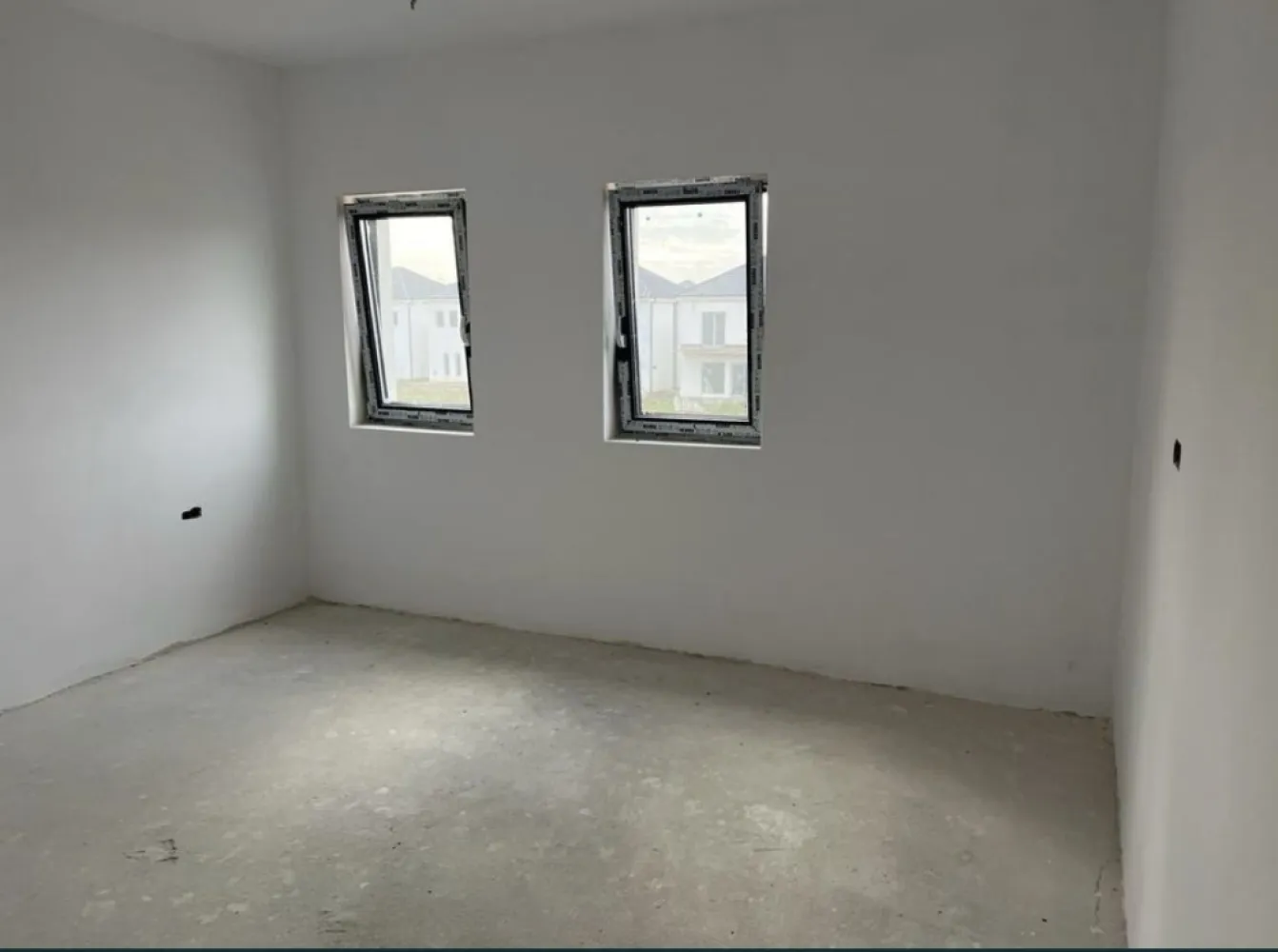 Casa finisata de vanzare, 114,900€, Martinesti - Casa finisata de vânzare - 114.900€, Mărtinești - cartierul Grigorescu, Jud. Satu Mare Locuință cu regim de înălțime P+E, cu suprafață de aproximativ 180mp, și teren de 450 mp situată în complexul rezidential din ,,cartierul Nicolae Grigorescu”. Complexul este situat la ieșirea din Oraș înspre Odoreu, intr-o zona cu multa liniste si aer curat. Acesta este format din mai multe locuințe moderne, cu toate utilitățile necesare disponibile. Locuința prezentată este compusă din: - 3 dormitoare - Dressing - Un open-space compus din Living si bucatarie - Debara - 2 bai - Terasa de 40 mp. - Teren de 450 mp. Stadiul la care se predă este descris mai jos: - Izolatie exterior cu polistiren 15 cm din polistiren grafitat EPS 80 si tencuiala decorativa, tencuială decorativă texturată la intrare; - Tamplarie PVC în culoarea gri antracit cu 3 sticle, 7 camere marca Rehau Synego 80 - Termoizolația planșeului peste etaj realizată cu spumă poliuretanică de 15 cm grosime, - Sistem de încălzire prin pardosea și centrală pe gaz în condensare inclusă(poate fi acționată remote pentru confortul dvs.) - Pereți și tavane finisate cu glet, - Pardoseli realizate cu șapă mecanizata - Sistemul de colectare al apei de ploaie pentru suprastructură(jgheaburi și burlane) respectiv pentru infrastructura(apa de ploaie canalizată) incluse. - Trotuare de protectie turnate în jurul casei - Glafuri din granit incluse(pervaze exterioare), - Împrejmuire perimetrală inclusă - Branșament de energie electrică realizat pe parcelă, până inclusiv în interiorul locuinței; - Branșament de apă curentă realizat pe parcelă, până inclusiv în interiorul locuinței; - Branșament de canalizare, până inclusiv în interiorul locuinței; - Branșament de gaze naturale, până inclusiv în interiorul locuinței; - Rețeaua RCS-RDS, până inclusiv în interiorul locuinței; - Instalație electrică interioară, inclusiv consumatorii cu mențiunea ca prizele și întrerupătoarele sunt din sticlă cu ecran tactil. - Instalație sanitară interioară; - Instalație de încălzire în pardosea; Prețul de vânzare este de 114.900€ cu TVA inclus. Pentru informații, vă rugăm sa ne contactați la numărul de telefon din anunț sau prin mesaje pe platformele sociale cunoscute, ne gasiti dupa numarul de telefon.