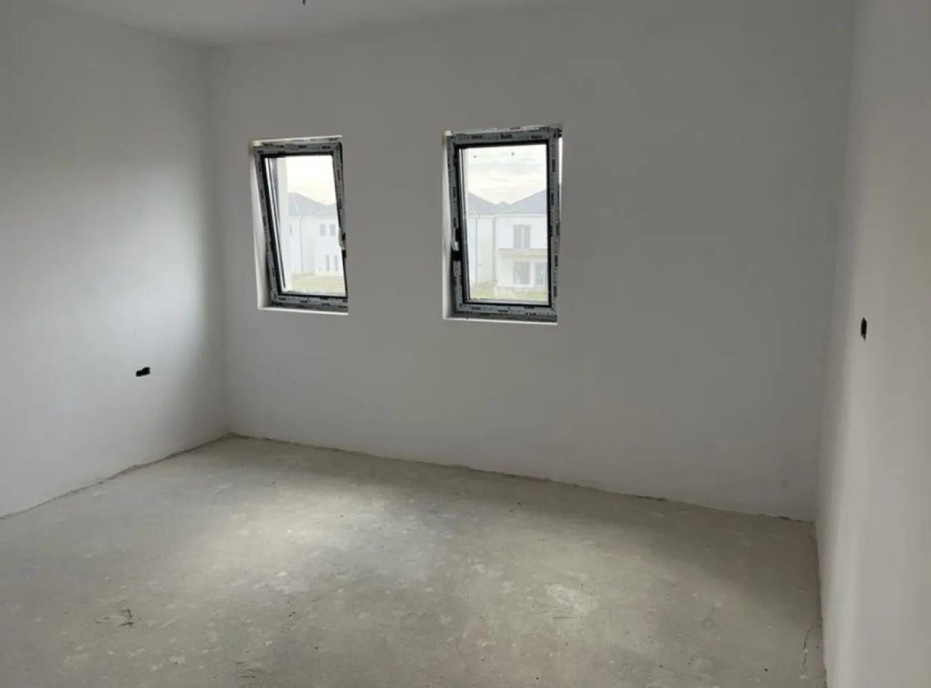 Casa finisata de vanzare, 114,900€, Martinesti - Casa finisata de vânzare - 114.900€, Mărtinești - cartierul Grigorescu, Jud. Satu Mare Locuință cu regim de înălțime P+E, cu suprafață de aproximativ 180mp, și teren de 450 mp situată în complexul rezidential din ,,cartierul Nicolae Grigorescu”. Complexul este situat la ieșirea din Oraș înspre Odoreu, intr-o zona cu multa liniste si aer curat. Acesta este format din mai multe locuințe moderne, cu toate utilitățile necesare disponibile. Locuința prezentată este compusă din: - 3 dormitoare - Dressing - Un open-space compus din Living si bucatarie - Debara - 2 bai - Terasa de 40 mp. - Teren de 450 mp. Stadiul la care se predă este descris mai jos: - Izolatie exterior cu polistiren 15 cm din polistiren grafitat EPS 80 si tencuiala decorativa, tencuială decorativă texturată la intrare; - Tamplarie PVC în culoarea gri antracit cu 3 sticle, 7 camere marca Rehau Synego 80 - Termoizolația planșeului peste etaj realizată cu spumă poliuretanică de 15 cm grosime, - Sistem de încălzire prin pardosea și centrală pe gaz în condensare inclusă(poate fi acționată remote pentru confortul dvs.) - Pereți și tavane finisate cu glet, - Pardoseli realizate cu șapă mecanizata - Sistemul de colectare al apei de ploaie pentru suprastructură(jgheaburi și burlane) respectiv pentru infrastructura(apa de ploaie canalizată) incluse. - Trotuare de protectie turnate în jurul casei - Glafuri din granit incluse(pervaze exterioare), - Împrejmuire perimetrală inclusă - Branșament de energie electrică realizat pe parcelă, până inclusiv în interiorul locuinței; - Branșament de apă curentă realizat pe parcelă, până inclusiv în interiorul locuinței; - Branșament de canalizare, până inclusiv în interiorul locuinței; - Branșament de gaze naturale, până inclusiv în interiorul locuinței; - Rețeaua RCS-RDS, până inclusiv în interiorul locuinței; - Instalație electrică interioară, inclusiv consumatorii cu mențiunea ca prizele și întrerupătoarele sunt din sticlă cu ecran tactil. - Instalație sanitară interioară; - Instalație de încălzire în pardosea; Prețul de vânzare este de 114.900€ cu TVA inclus. Pentru informații, vă rugăm sa ne contactați la numărul de telefon din anunț sau prin mesaje pe platformele sociale cunoscute, ne gasiti dupa numarul de telefon.