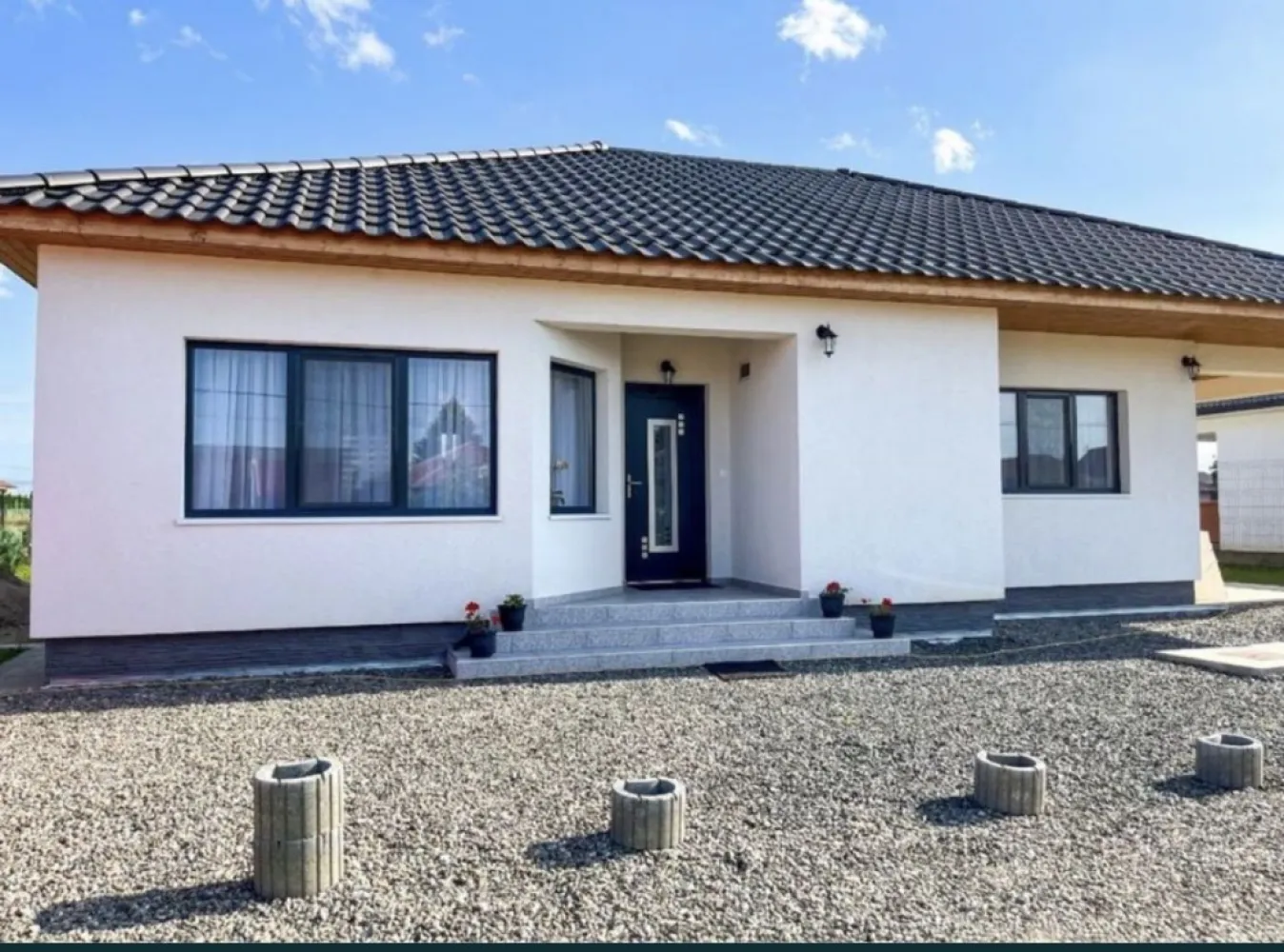 Casa Lazuri-Satu Mare Cartier nou 2020 - Casa Lazuri -Satu mare 2 km de oras Construcție 2020 Toate utilitățile Strada închisă Zona privată Exterior finisat cu polistiren 10 cm Posibilitate de mansardare 60-70 mp Suprafața utila 135 mp Teren 470 mp Împrejmuită Persoana fizica Toate actele in regula 2 dormitoare 2 bai 1 cămara 1 dressing 1 camera thecnica 1 Bucătărie + salon OPEN 1 terasa 1 garaj deschis Detalii la numărul din anunț