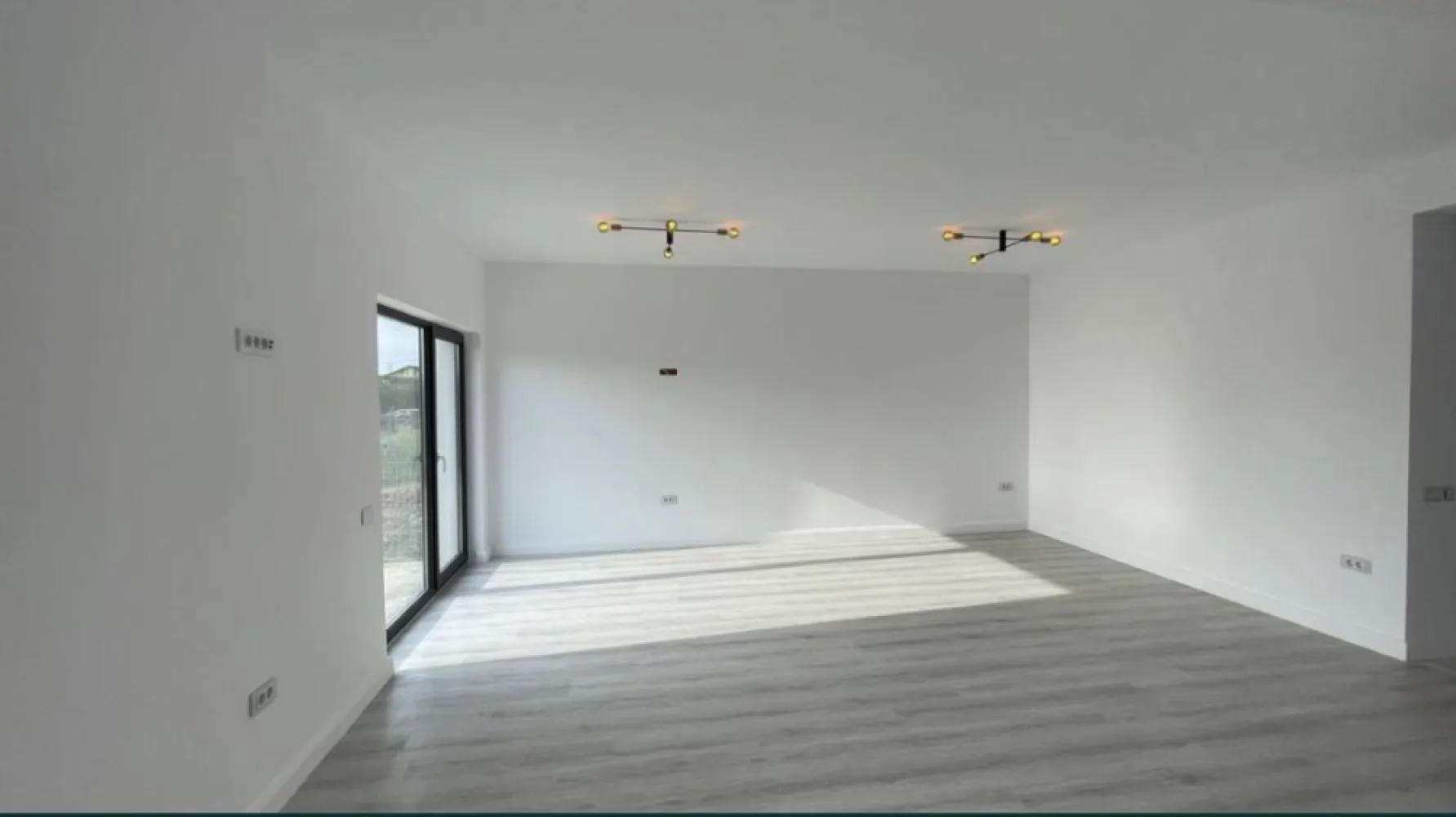 Casa finisata de vanzare-129000-Martinesti-Cartierul Grigorescu - Casa finisata de vânzare - 129.000€, Mărtinești - cartierul Grigorescu, Jud. Satu Mare Locuință cu regim de înălțime P+E, cu suprafață de aproximativ 180mp, și teren de 450 mp situată în complexul rezidential din ,,cartierul Nicolae Grigorescu”. Complexul este situat la ieșirea din Oraș înspre Odoreu, intr-o zona cu multa liniste si aer curat. Acesta este format din mai multe locuințe moderne, cu toate utilitățile necesare disponibile. Locuința prezentată este compusă din: - 3 dormitoare - Dressing - Un open-space compus din Living si bucatarie - Debara - 2 bai - Terasa de 40 mp. - Teren de 450 mp. Stadiul la care se predă este descris mai jos: - Izolatie exterior cu polistiren 15 cm din polistiren grafitat EPS 80 Austrotherm(sau echivalent) si tencuiala decorativa cu adaos de silicon si fibra de sticla, tencuială decorativă texturată la intrare; - Tamplarie PVC în culoarea gri antracit cu 3 sticle, 7 camere marca Rehau Synego 80 - Termoizolația planșeului peste parter realizată cu spumă poliuretanică de 15 cm grosime, - Sistem de încălzire prin pardosea și centrală pe gaz în condensare inclusă(poate fi acționată remote pentru confortul dvs.) ~Casa este foarte eficientă energetic datorită izolatiei cu spumă poliuretanică și cu polistiren grafitat de 15 cm, a tâmplăriei de calitate cu 3 sticle, respectiv a încălzirii în pardosea. - Pereți și tavane finisate cu glet și zugrăvite, respectiv tencuialaă decorativă de interior parțial - Pardoseli placate cu gresie și/sau parchet - Băile se predau finisate cu gresie, faianță și obiecte sanitare - Sistemul de colectare al apei de ploaie pentru suprastructură(jgheaburi și burlane) respectiv pentru infrastructura(apa de ploaie canalizată) incluse. - Trotuare de protectie turnate în jurul casei - Glafuri din granit incluse(pervaze exterioare), - Uși de interior - Împrejmuire perimetrală inclusă - Curtea din fața casei pavată - Branșament de energie electrică trifazic realizat pe parcelă, până inclusiv în interiorul locuinței; - Branșament de apă curentă realizat pe parcelă, până inclusiv în interiorul locuinței; - Branșament de canalizare, până inclusiv în interiorul locuinței; - Branșament de gaze naturale, până inclusiv în interiorul locuinței; - Rețeaua RCS-RDS, până inclusiv în interiorul locuinței; - Instalație electrică interioară, inclusiv consumatorii cu mențiunea ca prizele și întrerupătoarele sunt din sticlă cu ecran tactil. - Instalație sanitară interioară; - Instalație de încălzire în pardosea; Prețul de vânzare este de 129.000€ cu TVA inclus. Pentru informații, vă rugăm sa ne contactați la numărul de telefon din anunț sau prin mesaje pe platformele sociale cunoscute, ne gasiti dupa numarul de telefon.