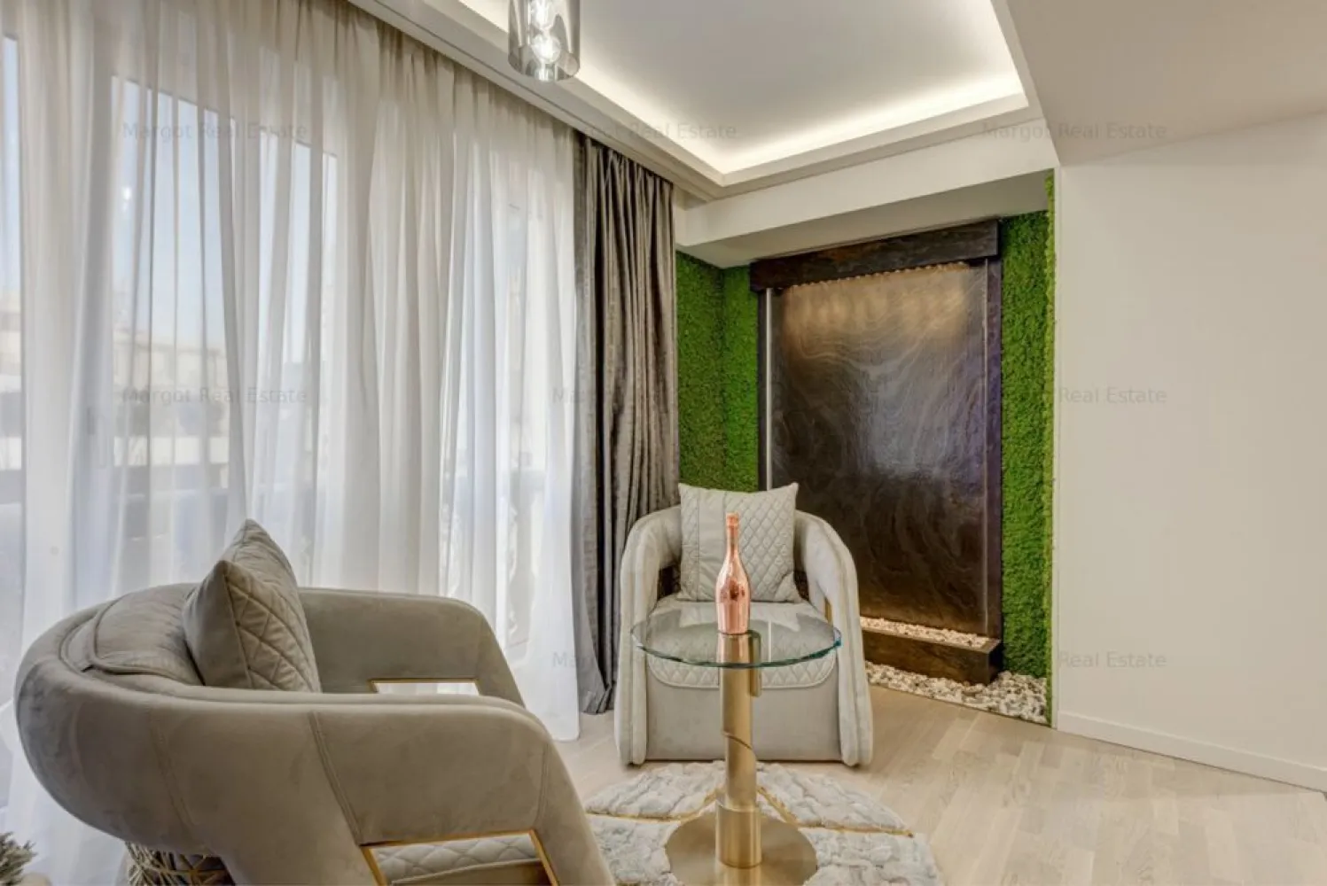 Apartament 3 camere Nordului / Herastrau - DIRECT PROPRIETAR va pun la dispozitie apartament situat intr-un complex rezidential finalizat in 2009, la 3 minute de mers de Parcul Herastrau. Este un apartament cu 3 camere si un balcon( 5mp), spatios, cu o suprafata utila de 140,46 mp, eficient impartita intre zona de zi si cea de noapte. Astfel, zona de zi are o suprafata generoasa de 89 mp si include livingul, bucatarie deschisa cu dining, zona de relaxare si grupul sanitar pentru oaspeti. Zona de noapte (51 mp), complet separata de cea de zi, este compusa din doua dormitoare (22/19.44 mp) cu bai proprii (5.3/4.5 mp). Dormitorul mic a fost amenajat ca dressing. Ambele dormitoare sunt luminoase, cu suprafete generoase si bai ce ofera atat cabina de dus cat si cada. Am acordat atentie atat aspectului estetic(finisaje, mobilier), cat si celui functional. Mentionez cateva dintre acestea, urmand sa descoperiti restul detaliilor la vizionare: parchetul ales este din lemn triplustratificat, usile Filomuro, prize si intrerupatoare touch de la Livolo, baterii Tres, mobilier Rovere si electrocasnice Franke. De asemenea, la renovarea apartamentului au fost schimbate si toate instalatiile, sanitare si electrice. Apartamentul este renovat in 2022 si se vinde complet mobilat si utilat (totul este nou), iar pretul include un loc de parcare in subteran.