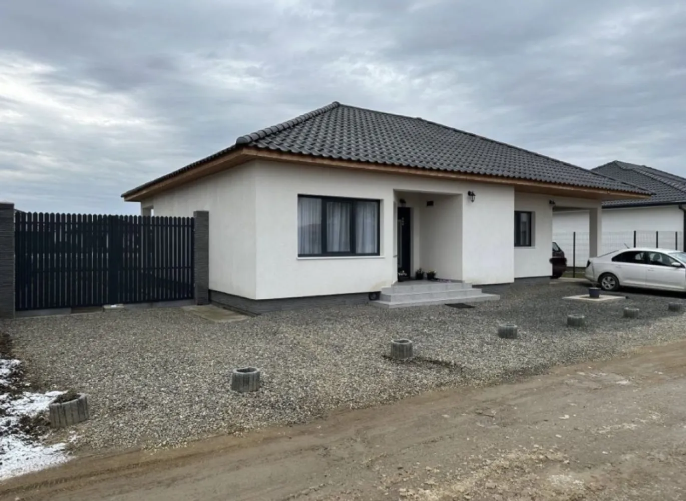 Casa Lazuri-Satu Mare Cartier nou 2020 - Casa Lazuri -Satu mare 2 km de oras Construcție 2020 Toate utilitățile Strada închisă Zona privată Exterior finisat cu polistiren 10 cm Posibilitate de mansardare 60-70 mp Suprafața utila 135 mp Teren 470 mp Împrejmuită Persoana fizica Toate actele in regula 2 dormitoare 2 bai 1 cămara 1 dressing 1 camera thecnica 1 Bucătărie + salon OPEN 1 terasa 1 garaj deschis Detalii la numărul din anunț