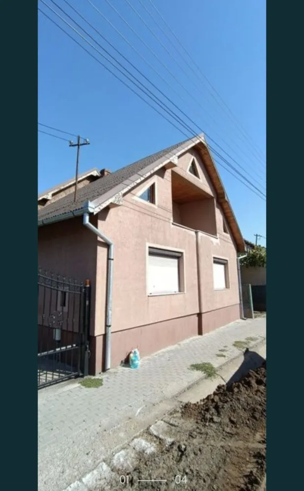 Casa de vanzare cu teren generos - Casa de vânzare cu camere mari hall mare, bucătărie mare baie generoasa toată mobilata cu mobila de lemn masiv. Plus mansarda de circa 120 mp. apa fosa septică termopane noi , izolata , porti automatizate teren generos de 4200 mp ( 42 de arii ) acte in regula CF la zi. Preț euro 130000 pt contacte sunați la 0039/3289717811 Vasile