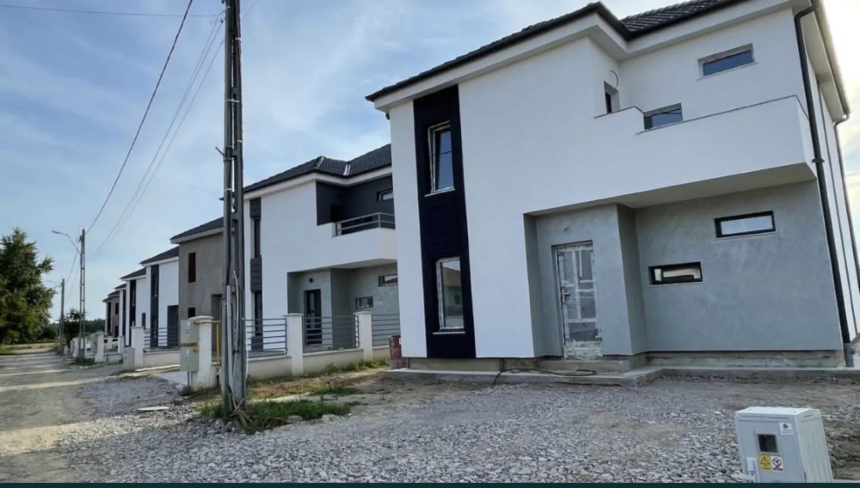 Casa finisata de vanzare-129000-Martinesti-Cartierul Grigorescu - Casa finisata de vânzare - 129.000€, Mărtinești - cartierul Grigorescu, Jud. Satu Mare Locuință cu regim de înălțime P+E, cu suprafață de aproximativ 180mp, și teren de 450 mp situată în complexul rezidential din ,,cartierul Nicolae Grigorescu”. Complexul este situat la ieșirea din Oraș înspre Odoreu, intr-o zona cu multa liniste si aer curat. Acesta este format din mai multe locuințe moderne, cu toate utilitățile necesare disponibile. Locuința prezentată este compusă din: - 3 dormitoare - Dressing - Un open-space compus din Living si bucatarie - Debara - 2 bai - Terasa de 40 mp. - Teren de 450 mp. Stadiul la care se predă este descris mai jos: - Izolatie exterior cu polistiren 15 cm din polistiren grafitat EPS 80 Austrotherm(sau echivalent) si tencuiala decorativa cu adaos de silicon si fibra de sticla, tencuială decorativă texturată la intrare; - Tamplarie PVC în culoarea gri antracit cu 3 sticle, 7 camere marca Rehau Synego 80 - Termoizolația planșeului peste parter realizată cu spumă poliuretanică de 15 cm grosime, - Sistem de încălzire prin pardosea și centrală pe gaz în condensare inclusă(poate fi acționată remote pentru confortul dvs.) ~Casa este foarte eficientă energetic datorită izolatiei cu spumă poliuretanică și cu polistiren grafitat de 15 cm, a tâmplăriei de calitate cu 3 sticle, respectiv a încălzirii în pardosea. - Pereți și tavane finisate cu glet și zugrăvite, respectiv tencuialaă decorativă de interior parțial - Pardoseli placate cu gresie și/sau parchet - Băile se predau finisate cu gresie, faianță și obiecte sanitare - Sistemul de colectare al apei de ploaie pentru suprastructură(jgheaburi și burlane) respectiv pentru infrastructura(apa de ploaie canalizată) incluse. - Trotuare de protectie turnate în jurul casei - Glafuri din granit incluse(pervaze exterioare), - Uși de interior - Împrejmuire perimetrală inclusă - Curtea din fața casei pavată - Branșament de energie electrică trifazic realizat pe parcelă, până inclusiv în interiorul locuinței; - Branșament de apă curentă realizat pe parcelă, până inclusiv în interiorul locuinței; - Branșament de canalizare, până inclusiv în interiorul locuinței; - Branșament de gaze naturale, până inclusiv în interiorul locuinței; - Rețeaua RCS-RDS, până inclusiv în interiorul locuinței; - Instalație electrică interioară, inclusiv consumatorii cu mențiunea ca prizele și întrerupătoarele sunt din sticlă cu ecran tactil. - Instalație sanitară interioară; - Instalație de încălzire în pardosea; Prețul de vânzare este de 129.000€ cu TVA inclus. Pentru informații, vă rugăm sa ne contactați la numărul de telefon din anunț sau prin mesaje pe platformele sociale cunoscute, ne gasiti dupa numarul de telefon.