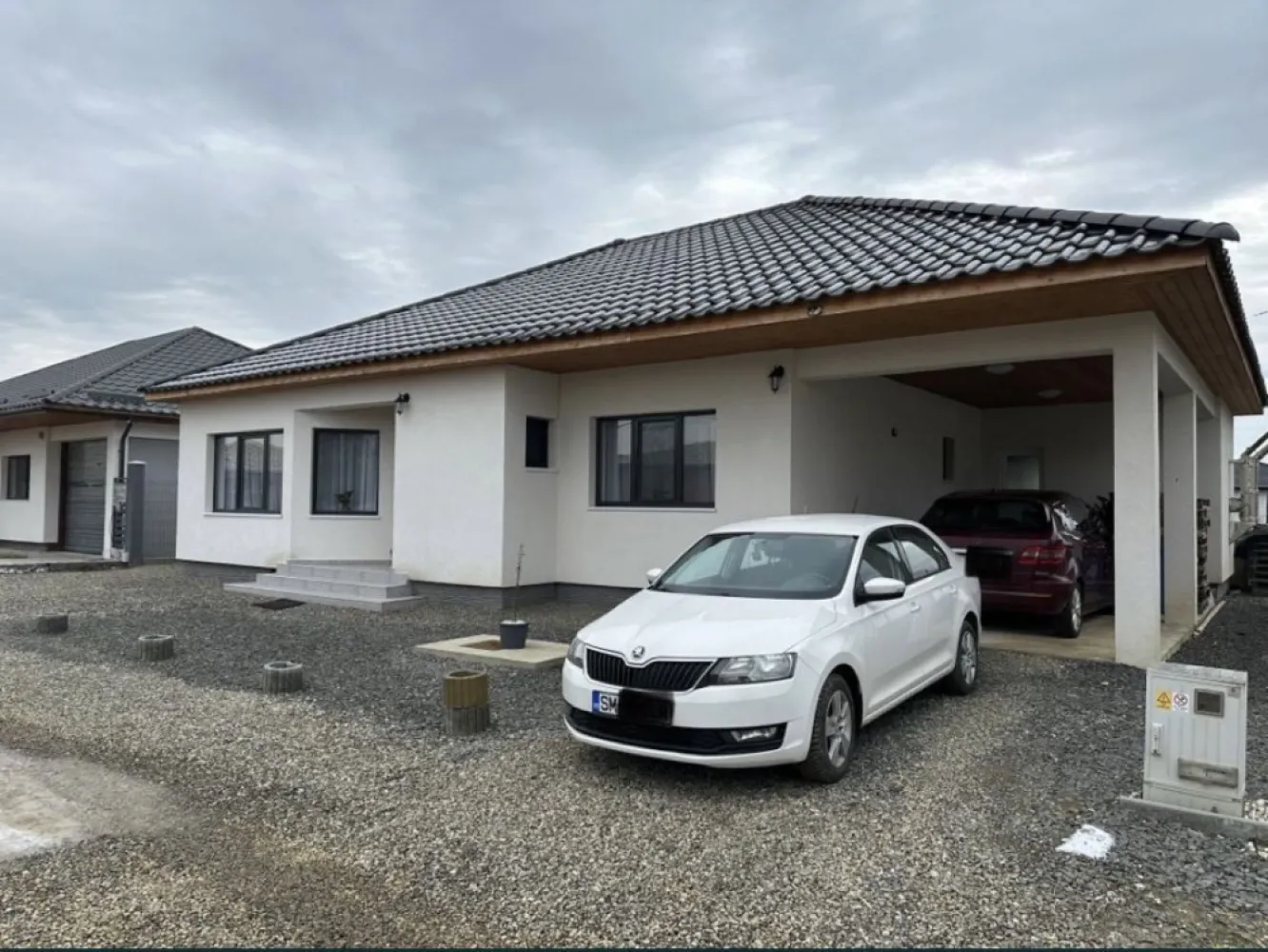 Casa Lazuri-Satu Mare Cartier nou 2020 - Casa Lazuri -Satu mare 2 km de oras Construcție 2020 Toate utilitățile Strada închisă Zona privată Exterior finisat cu polistiren 10 cm Posibilitate de mansardare 60-70 mp Suprafața utila 135 mp Teren 470 mp Împrejmuită Persoana fizica Toate actele in regula 2 dormitoare 2 bai 1 cămara 1 dressing 1 camera thecnica 1 Bucătărie + salon OPEN 1 terasa 1 garaj deschis Detalii la numărul din anunț