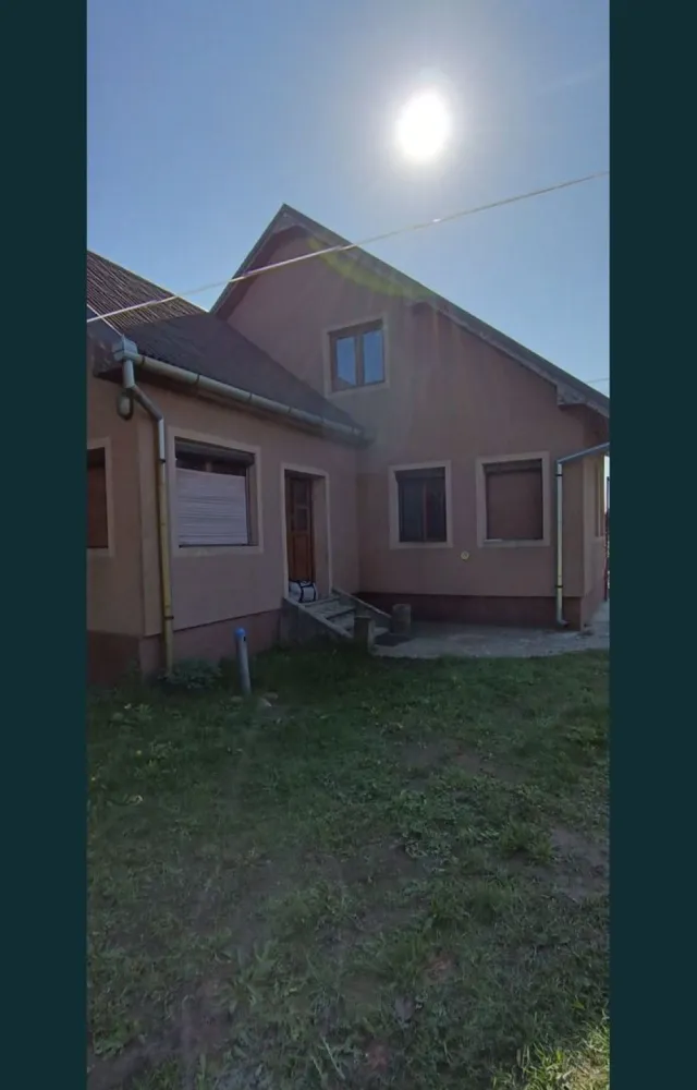 Casa de vanzare cu teren generos - Casa de vânzare cu camere mari hall mare, bucătărie mare baie generoasa toată mobilata cu mobila de lemn masiv. Plus mansarda de circa 120 mp. apa fosa septică termopane noi , izolata , porti automatizate teren generos de 4200 mp ( 42 de arii ) acte in regula CF la zi. Preț euro 130000 pt contacte sunați la 0039/3289717811 Vasile