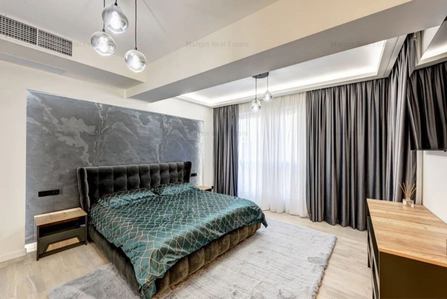 Apartament 3 camere Nordului / Herastrau - DIRECT PROPRIETAR va pun la dispozitie apartament situat intr-un complex rezidential finalizat in 2009, la 3 minute de mers de Parcul Herastrau. Este un apartament cu 3 camere si un balcon( 5mp), spatios, cu o suprafata utila de 140,46 mp, eficient impartita intre zona de zi si cea de noapte. Astfel, zona de zi are o suprafata generoasa de 89 mp si include livingul, bucatarie deschisa cu dining, zona de relaxare si grupul sanitar pentru oaspeti. Zona de noapte (51 mp), complet separata de cea de zi, este compusa din doua dormitoare (22/19.44 mp) cu bai proprii (5.3/4.5 mp). Dormitorul mic a fost amenajat ca dressing. Ambele dormitoare sunt luminoase, cu suprafete generoase si bai ce ofera atat cabina de dus cat si cada. Am acordat atentie atat aspectului estetic(finisaje, mobilier), cat si celui functional. Mentionez cateva dintre acestea, urmand sa descoperiti restul detaliilor la vizionare: parchetul ales este din lemn triplustratificat, usile Filomuro, prize si intrerupatoare touch de la Livolo, baterii Tres, mobilier Rovere si electrocasnice Franke. De asemenea, la renovarea apartamentului au fost schimbate si toate instalatiile, sanitare si electrice. Apartamentul este renovat in 2022 si se vinde complet mobilat si utilat (totul este nou), iar pretul include un loc de parcare in subteran.
