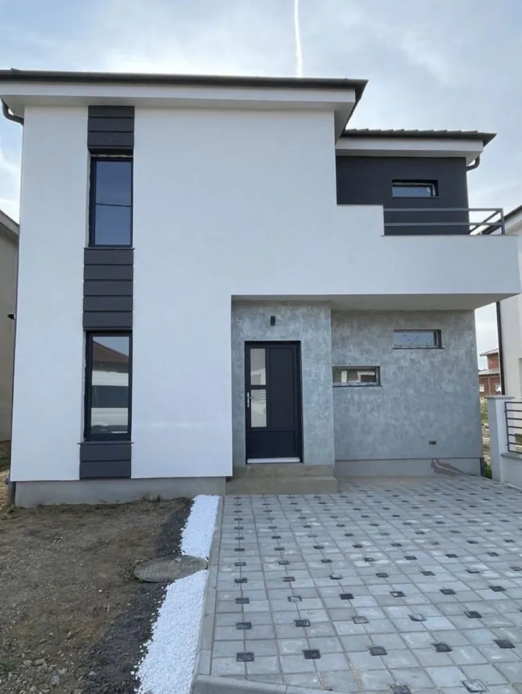 Casa finisata de vanzare-129000-Martinesti-Cartierul Grigorescu - Casa finisata de vânzare - 129.000€, Mărtinești - cartierul Grigorescu, Jud. Satu Mare Locuință cu regim de înălțime P+E, cu suprafață de aproximativ 180mp, și teren de 450 mp situată în complexul rezidential din ,,cartierul Nicolae Grigorescu”. Complexul este situat la ieșirea din Oraș înspre Odoreu, intr-o zona cu multa liniste si aer curat. Acesta este format din mai multe locuințe moderne, cu toate utilitățile necesare disponibile. Locuința prezentată este compusă din: - 3 dormitoare - Dressing - Un open-space compus din Living si bucatarie - Debara - 2 bai - Terasa de 40 mp. - Teren de 450 mp. Stadiul la care se predă este descris mai jos: - Izolatie exterior cu polistiren 15 cm din polistiren grafitat EPS 80 Austrotherm(sau echivalent) si tencuiala decorativa cu adaos de silicon si fibra de sticla, tencuială decorativă texturată la intrare; - Tamplarie PVC în culoarea gri antracit cu 3 sticle, 7 camere marca Rehau Synego 80 - Termoizolația planșeului peste parter realizată cu spumă poliuretanică de 15 cm grosime, - Sistem de încălzire prin pardosea și centrală pe gaz în condensare inclusă(poate fi acționată remote pentru confortul dvs.) ~Casa este foarte eficientă energetic datorită izolatiei cu spumă poliuretanică și cu polistiren grafitat de 15 cm, a tâmplăriei de calitate cu 3 sticle, respectiv a încălzirii în pardosea. - Pereți și tavane finisate cu glet și zugrăvite, respectiv tencuialaă decorativă de interior parțial - Pardoseli placate cu gresie și/sau parchet - Băile se predau finisate cu gresie, faianță și obiecte sanitare - Sistemul de colectare al apei de ploaie pentru suprastructură(jgheaburi și burlane) respectiv pentru infrastructura(apa de ploaie canalizată) incluse. - Trotuare de protectie turnate în jurul casei - Glafuri din granit incluse(pervaze exterioare), - Uși de interior - Împrejmuire perimetrală inclusă - Curtea din fața casei pavată - Branșament de energie electrică trifazic realizat pe parcelă, până inclusiv în interiorul locuinței; - Branșament de apă curentă realizat pe parcelă, până inclusiv în interiorul locuinței; - Branșament de canalizare, până inclusiv în interiorul locuinței; - Branșament de gaze naturale, până inclusiv în interiorul locuinței; - Rețeaua RCS-RDS, până inclusiv în interiorul locuinței; - Instalație electrică interioară, inclusiv consumatorii cu mențiunea ca prizele și întrerupătoarele sunt din sticlă cu ecran tactil. - Instalație sanitară interioară; - Instalație de încălzire în pardosea; Prețul de vânzare este de 129.000€ cu TVA inclus. Pentru informații, vă rugăm sa ne contactați la numărul de telefon din anunț sau prin mesaje pe platformele sociale cunoscute, ne gasiti dupa numarul de telefon.
