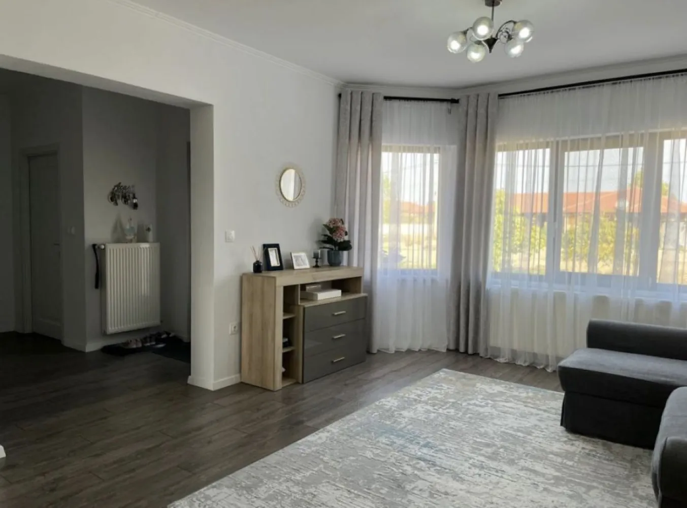 Casa Lazuri-Satu Mare Cartier nou 2020 - Casa Lazuri -Satu mare 2 km de oras Construcție 2020 Toate utilitățile Strada închisă Zona privată Exterior finisat cu polistiren 10 cm Posibilitate de mansardare 60-70 mp Suprafața utila 135 mp Teren 470 mp Împrejmuită Persoana fizica Toate actele in regula 2 dormitoare 2 bai 1 cămara 1 dressing 1 camera thecnica 1 Bucătărie + salon OPEN 1 terasa 1 garaj deschis Detalii la numărul din anunț