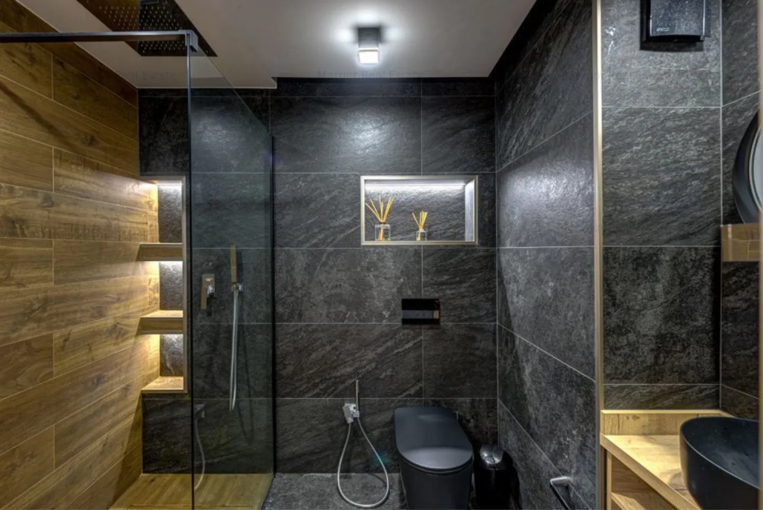 Apartament 3 camere Nordului / Herastrau - DIRECT PROPRIETAR va pun la dispozitie apartament situat intr-un complex rezidential finalizat in 2009, la 3 minute de mers de Parcul Herastrau. Este un apartament cu 3 camere si un balcon( 5mp), spatios, cu o suprafata utila de 140,46 mp, eficient impartita intre zona de zi si cea de noapte. Astfel, zona de zi are o suprafata generoasa de 89 mp si include livingul, bucatarie deschisa cu dining, zona de relaxare si grupul sanitar pentru oaspeti. Zona de noapte (51 mp), complet separata de cea de zi, este compusa din doua dormitoare (22/19.44 mp) cu bai proprii (5.3/4.5 mp). Dormitorul mic a fost amenajat ca dressing. Ambele dormitoare sunt luminoase, cu suprafete generoase si bai ce ofera atat cabina de dus cat si cada. Am acordat atentie atat aspectului estetic(finisaje, mobilier), cat si celui functional. Mentionez cateva dintre acestea, urmand sa descoperiti restul detaliilor la vizionare: parchetul ales este din lemn triplustratificat, usile Filomuro, prize si intrerupatoare touch de la Livolo, baterii Tres, mobilier Rovere si electrocasnice Franke. De asemenea, la renovarea apartamentului au fost schimbate si toate instalatiile, sanitare si electrice. Apartamentul este renovat in 2022 si se vinde complet mobilat si utilat (totul este nou), iar pretul include un loc de parcare in subteran.