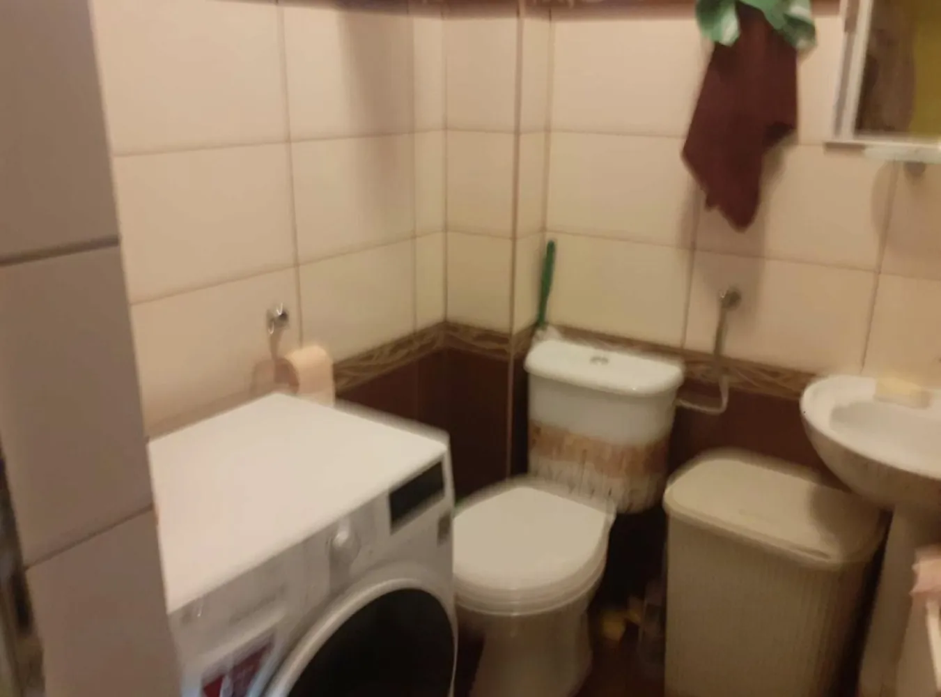 Casa familiala cu etaj - Se ofera spre vanzare, casa familiala, cu etaj, situata in zona de agrement a orasului, cu aproximativ 10ari teren aferent. Casa a fost construita intre anii 2009-2010, cu fundatie din beton armat, peretii din caramida de Zalau, iar acoperisul din tigla Tondach, si este izolata cu polistiren de 10cm. La parter: baie de serviciu, living cu spatiu pentru servit masa, bucatarie cu iesire pe terasa din spatele casei, sub care se afla pivnita, respectiv casa scarii. La etaj: doua dormitoare, un dresing spatios, care poate fi folosit si ca o camera pentru copii, baia matrimoniala, cu cabina de dus. In curte este amenajat un barbeque care poate fi folosit ca si bucatarie de vara. In spatele casei, se afla anexele gospodaresti, depozitul de lemne, camara de scule, respectiv un solar. Casa dispune de urmatoarele utilitati: apa si canalizarea de la reteaua orasului, curent, acces internet, incalzire centrala pe combustibil solid, usi si geamuri termopane, inclusiv cele interioare, instalatia electrica din fire de cupru. Podul este turnat cu sapa din beton si este izolat cu polistiren. In camere se gaseste parchet laminat, in bai, hol si casa scarii respectiv bucatarie, este gresie si faianta, peretii in lavabil.