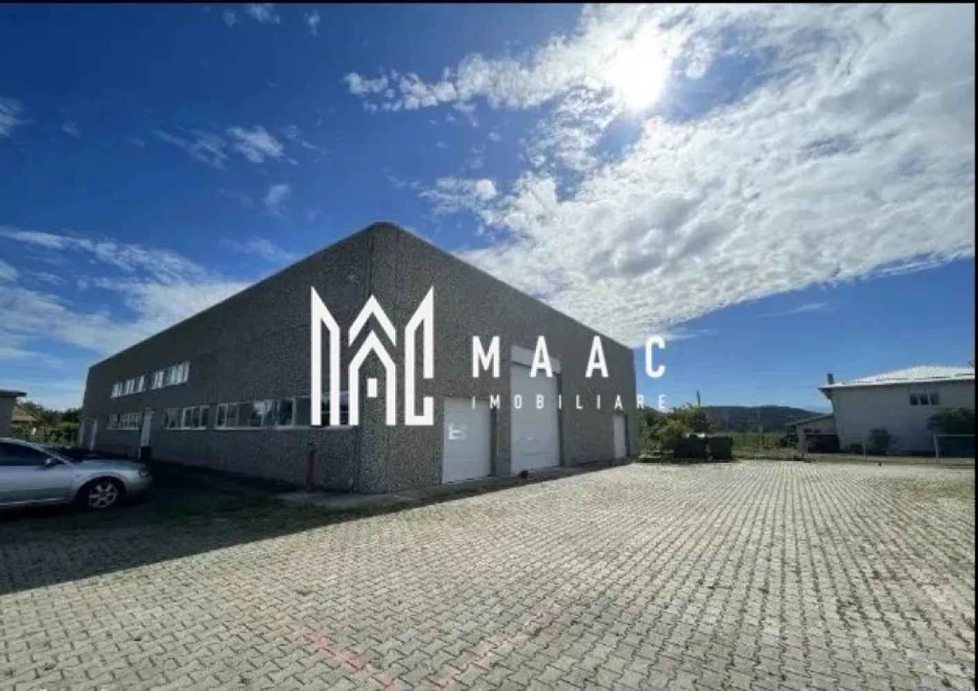 Spațiu industrial 1000mp | Acces tir | Teren 2500mp | Selimbar - MAAC Imobiliare vă oferă spre închiriere o hală industriala situata in Șelimbăr – Sibiu. Hala de închiriat – 1.000 mp utili + teren 2.500 mp, ideal pentru producție, depozitare sau distribuție. Detalii proprietate: Suprafață utilă hală: 1.000 mp Suprafață teren total: 2.500 mp Zona administrativă: 110 mp (birouri, vestiare, grupuri sanitare) Înălțime interioară: 6 m An construcție: 2008 Infrastructură și facilități: Acces pentru vehicule grele (TIR / camioane) Gaze naturale Canalizare și apă curentă Curte generoasă pentru manevră și parcare Destinații posibile: Spațiu de producție industrială Centru logistic / distribuție Depozit marfă Ateliere sau mici unități de procesare Pentru detalii suplimentare, planuri sau programarea unei vizionări, nu ezitați să ne contactați specificând ID: CP2742697 }}