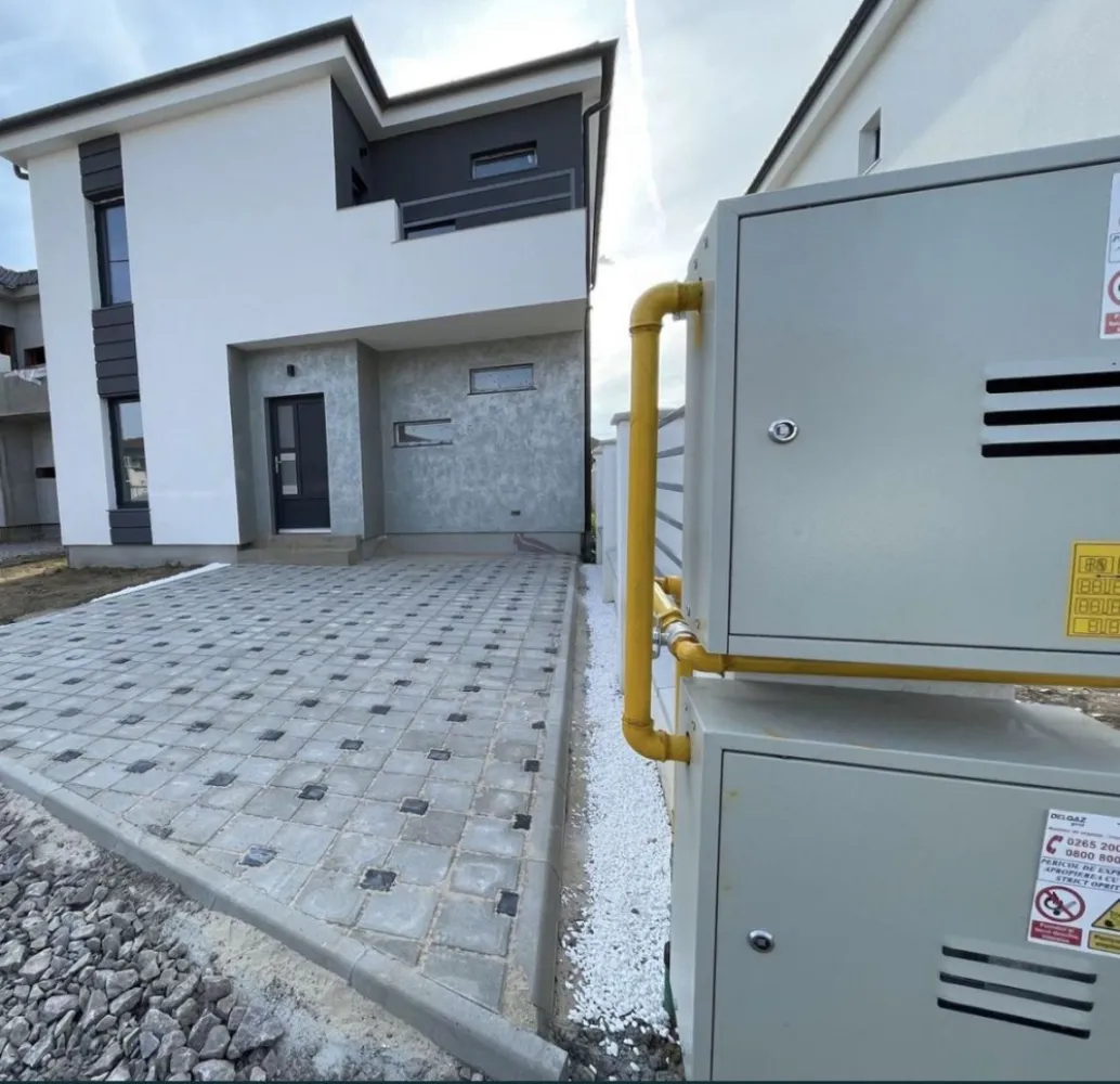 Casa finisata de vanzare-129000-Martinesti-Cartierul Grigorescu - Casa finisata de vânzare - 129.000€, Mărtinești - cartierul Grigorescu, Jud. Satu Mare Locuință cu regim de înălțime P+E, cu suprafață de aproximativ 180mp, și teren de 450 mp situată în complexul rezidential din ,,cartierul Nicolae Grigorescu”. Complexul este situat la ieșirea din Oraș înspre Odoreu, intr-o zona cu multa liniste si aer curat. Acesta este format din mai multe locuințe moderne, cu toate utilitățile necesare disponibile. Locuința prezentată este compusă din: - 3 dormitoare - Dressing - Un open-space compus din Living si bucatarie - Debara - 2 bai - Terasa de 40 mp. - Teren de 450 mp. Stadiul la care se predă este descris mai jos: - Izolatie exterior cu polistiren 15 cm din polistiren grafitat EPS 80 Austrotherm(sau echivalent) si tencuiala decorativa cu adaos de silicon si fibra de sticla, tencuială decorativă texturată la intrare; - Tamplarie PVC în culoarea gri antracit cu 3 sticle, 7 camere marca Rehau Synego 80 - Termoizolația planșeului peste parter realizată cu spumă poliuretanică de 15 cm grosime, - Sistem de încălzire prin pardosea și centrală pe gaz în condensare inclusă(poate fi acționată remote pentru confortul dvs.) ~Casa este foarte eficientă energetic datorită izolatiei cu spumă poliuretanică și cu polistiren grafitat de 15 cm, a tâmplăriei de calitate cu 3 sticle, respectiv a încălzirii în pardosea. - Pereți și tavane finisate cu glet și zugrăvite, respectiv tencuialaă decorativă de interior parțial - Pardoseli placate cu gresie și/sau parchet - Băile se predau finisate cu gresie, faianță și obiecte sanitare - Sistemul de colectare al apei de ploaie pentru suprastructură(jgheaburi și burlane) respectiv pentru infrastructura(apa de ploaie canalizată) incluse. - Trotuare de protectie turnate în jurul casei - Glafuri din granit incluse(pervaze exterioare), - Uși de interior - Împrejmuire perimetrală inclusă - Curtea din fața casei pavată - Branșament de energie electrică trifazic realizat pe parcelă, până inclusiv în interiorul locuinței; - Branșament de apă curentă realizat pe parcelă, până inclusiv în interiorul locuinței; - Branșament de canalizare, până inclusiv în interiorul locuinței; - Branșament de gaze naturale, până inclusiv în interiorul locuinței; - Rețeaua RCS-RDS, până inclusiv în interiorul locuinței; - Instalație electrică interioară, inclusiv consumatorii cu mențiunea ca prizele și întrerupătoarele sunt din sticlă cu ecran tactil. - Instalație sanitară interioară; - Instalație de încălzire în pardosea; Prețul de vânzare este de 129.000€ cu TVA inclus. Pentru informații, vă rugăm sa ne contactați la numărul de telefon din anunț sau prin mesaje pe platformele sociale cunoscute, ne gasiti dupa numarul de telefon.