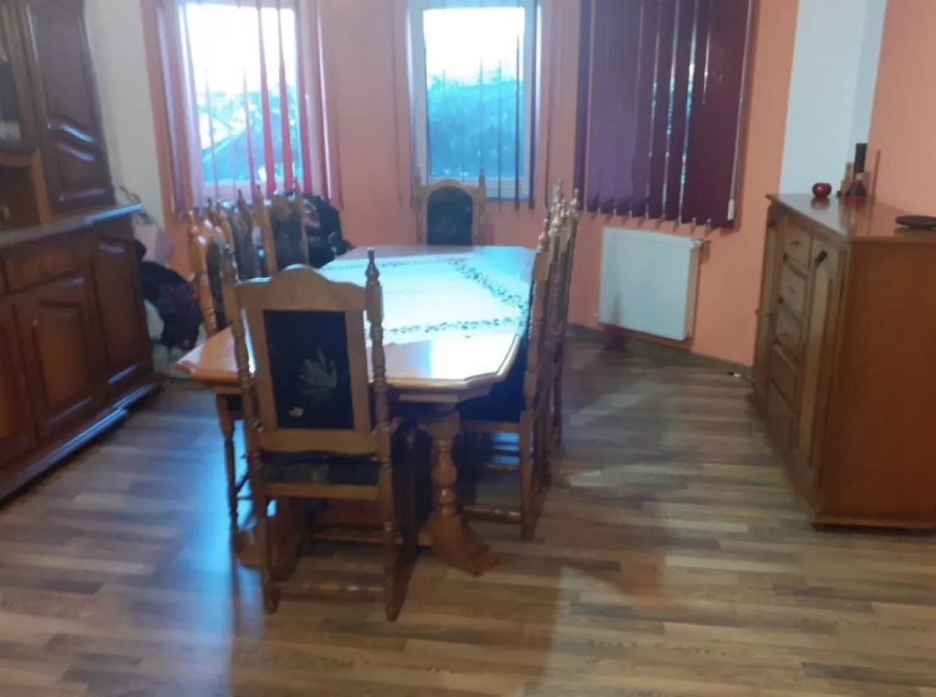 Casa familiala cu etaj - Se ofera spre vanzare, casa familiala, cu etaj, situata in zona de agrement a orasului, cu aproximativ 10ari teren aferent. Casa a fost construita intre anii 2009-2010, cu fundatie din beton armat, peretii din caramida de Zalau, iar acoperisul din tigla Tondach, si este izolata cu polistiren de 10cm. La parter: baie de serviciu, living cu spatiu pentru servit masa, bucatarie cu iesire pe terasa din spatele casei, sub care se afla pivnita, respectiv casa scarii. La etaj: doua dormitoare, un dresing spatios, care poate fi folosit si ca o camera pentru copii, baia matrimoniala, cu cabina de dus. In curte este amenajat un barbeque care poate fi folosit ca si bucatarie de vara. In spatele casei, se afla anexele gospodaresti, depozitul de lemne, camara de scule, respectiv un solar. Casa dispune de urmatoarele utilitati: apa si canalizarea de la reteaua orasului, curent, acces internet, incalzire centrala pe combustibil solid, usi si geamuri termopane, inclusiv cele interioare, instalatia electrica din fire de cupru. Podul este turnat cu sapa din beton si este izolat cu polistiren. In camere se gaseste parchet laminat, in bai, hol si casa scarii respectiv bucatarie, este gresie si faianta, peretii in lavabil.