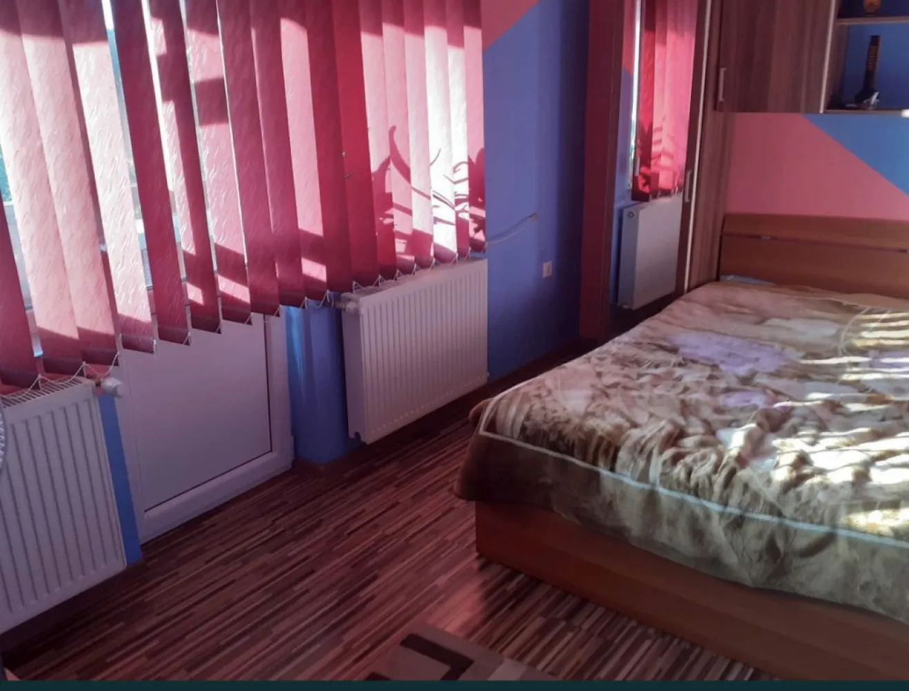 Casa familiala cu etaj - Se ofera spre vanzare, casa familiala, cu etaj, situata in zona de agrement a orasului, cu aproximativ 10ari teren aferent. Casa a fost construita intre anii 2009-2010, cu fundatie din beton armat, peretii din caramida de Zalau, iar acoperisul din tigla Tondach, si este izolata cu polistiren de 10cm. La parter: baie de serviciu, living cu spatiu pentru servit masa, bucatarie cu iesire pe terasa din spatele casei, sub care se afla pivnita, respectiv casa scarii. La etaj: doua dormitoare, un dresing spatios, care poate fi folosit si ca o camera pentru copii, baia matrimoniala, cu cabina de dus. In curte este amenajat un barbeque care poate fi folosit ca si bucatarie de vara. In spatele casei, se afla anexele gospodaresti, depozitul de lemne, camara de scule, respectiv un solar. Casa dispune de urmatoarele utilitati: apa si canalizarea de la reteaua orasului, curent, acces internet, incalzire centrala pe combustibil solid, usi si geamuri termopane, inclusiv cele interioare, instalatia electrica din fire de cupru. Podul este turnat cu sapa din beton si este izolat cu polistiren. In camere se gaseste parchet laminat, in bai, hol si casa scarii respectiv bucatarie, este gresie si faianta, peretii in lavabil.