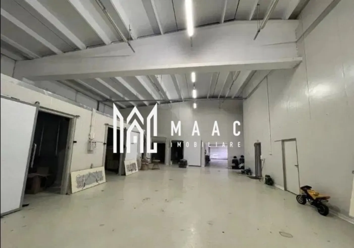 Spațiu industrial 1000mp | Acces tir | Teren 2500mp | Selimbar - MAAC Imobiliare vă oferă spre închiriere o hală industriala situata in Șelimbăr – Sibiu. Hala de închiriat – 1.000 mp utili + teren 2.500 mp, ideal pentru producție, depozitare sau distribuție. Detalii proprietate: Suprafață utilă hală: 1.000 mp Suprafață teren total: 2.500 mp Zona administrativă: 110 mp (birouri, vestiare, grupuri sanitare) Înălțime interioară: 6 m An construcție: 2008 Infrastructură și facilități: Acces pentru vehicule grele (TIR / camioane) Gaze naturale Canalizare și apă curentă Curte generoasă pentru manevră și parcare Destinații posibile: Spațiu de producție industrială Centru logistic / distribuție Depozit marfă Ateliere sau mici unități de procesare Pentru detalii suplimentare, planuri sau programarea unei vizionări, nu ezitați să ne contactați specificând ID: CP2742697 }}
