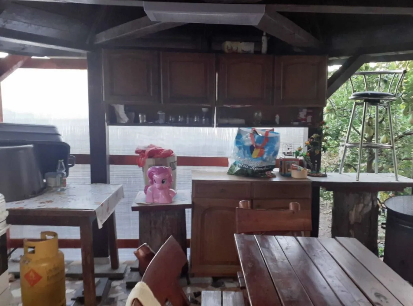 Casa familiala cu etaj - Se ofera spre vanzare, casa familiala, cu etaj, situata in zona de agrement a orasului, cu aproximativ 10ari teren aferent. Casa a fost construita intre anii 2009-2010, cu fundatie din beton armat, peretii din caramida de Zalau, iar acoperisul din tigla Tondach, si este izolata cu polistiren de 10cm. La parter: baie de serviciu, living cu spatiu pentru servit masa, bucatarie cu iesire pe terasa din spatele casei, sub care se afla pivnita, respectiv casa scarii. La etaj: doua dormitoare, un dresing spatios, care poate fi folosit si ca o camera pentru copii, baia matrimoniala, cu cabina de dus. In curte este amenajat un barbeque care poate fi folosit ca si bucatarie de vara. In spatele casei, se afla anexele gospodaresti, depozitul de lemne, camara de scule, respectiv un solar. Casa dispune de urmatoarele utilitati: apa si canalizarea de la reteaua orasului, curent, acces internet, incalzire centrala pe combustibil solid, usi si geamuri termopane, inclusiv cele interioare, instalatia electrica din fire de cupru. Podul este turnat cu sapa din beton si este izolat cu polistiren. In camere se gaseste parchet laminat, in bai, hol si casa scarii respectiv bucatarie, este gresie si faianta, peretii in lavabil.