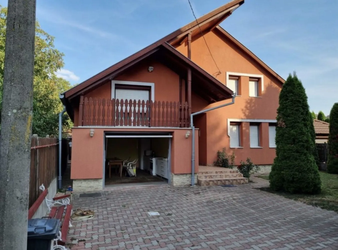 Casa ultracentrala - Se ofera spre vanzare casa rezidentiala, situata ultracentral, P+1, si teren in suprafata de 400mp, construita in 1992/1994, cu fundatie din beton, peretii din caramida. La parter: hol, bucatarie, cu acces la terasa acoperita din curte, baie cu vana, din hol respectiv bucatarie se poate accesa salonul care cuprinde si spatiul pentru servit masa, iar din hol se poate accesa garajul care are usa teleghidata, este gresiat, are curentul introdus, apa curenta, partial mobilat astfel incat poate functiona si pe post de bucatarie de vara. Tot la parter se afla camera de cazane, unde este amplasata si masina de spalat, respectiv spatiu pentru calcat. La semietaj, se gaseste un dormitor cu balcon si o garderoba. la etaj se afla doua dormitoare, baie cu cabina de dus, respectiv acces pe terasa acoperita de la etaj. In curte se afla o terasa acoperita care poate fi accesata si din bucatarie. Casa dispune de incalzire centrala, instalatia fiind din tevi de cupru, apa si canalizare de la retea. Casa este izolata la exterior cu polistiren de 10cm. Bucataria,terasa acoperita si baile, sunt gresiate si faiantate, camerele si holutile sunt parchetate, ferestrele si usile sunt partial din lemn si termopane. Imobilul se vinde complet mobilat.